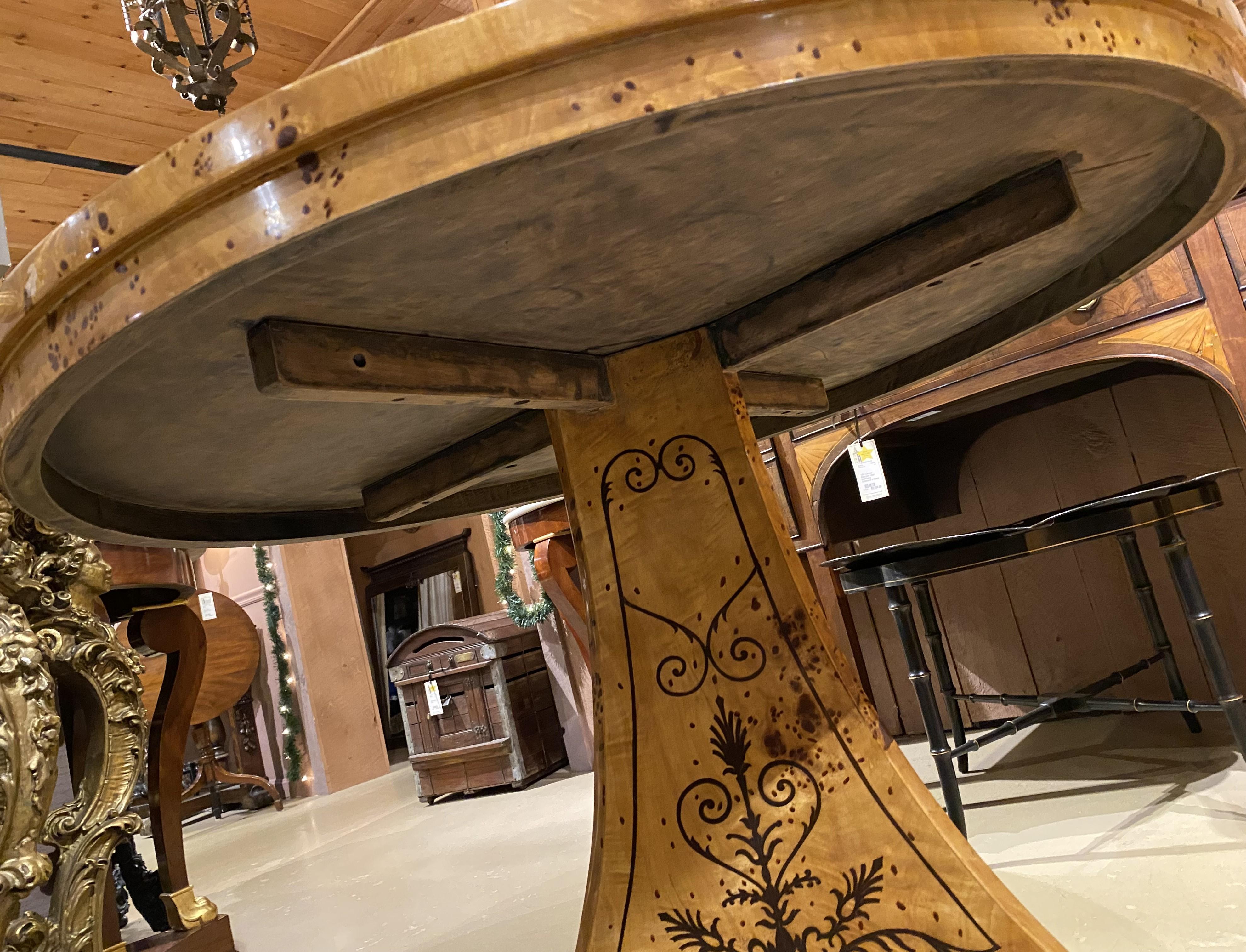 20ième siècle Table centrale ronde en bois de ronce de style Biedermeier en vente