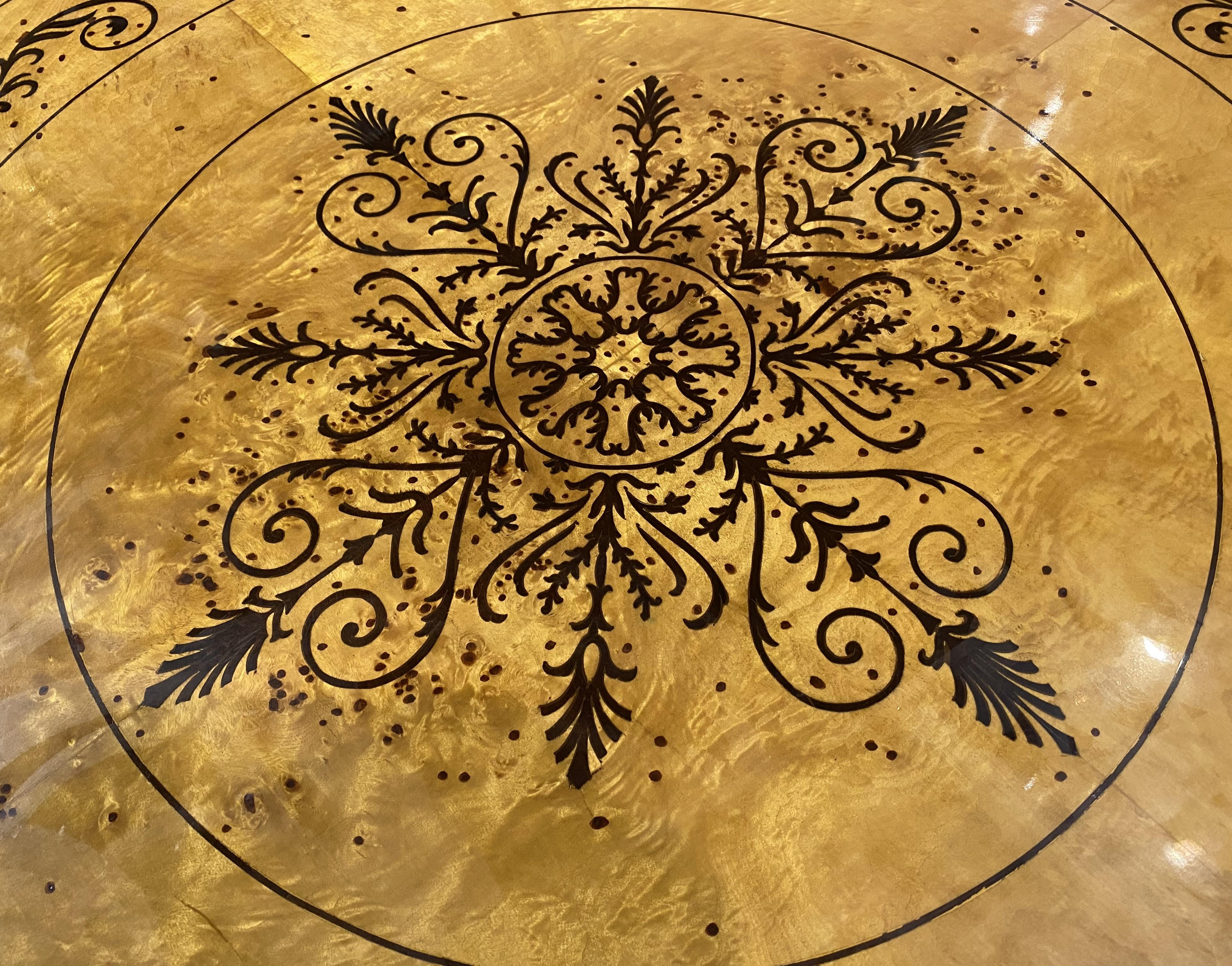 Noyer Table centrale ronde en bois de ronce de style Biedermeier en vente