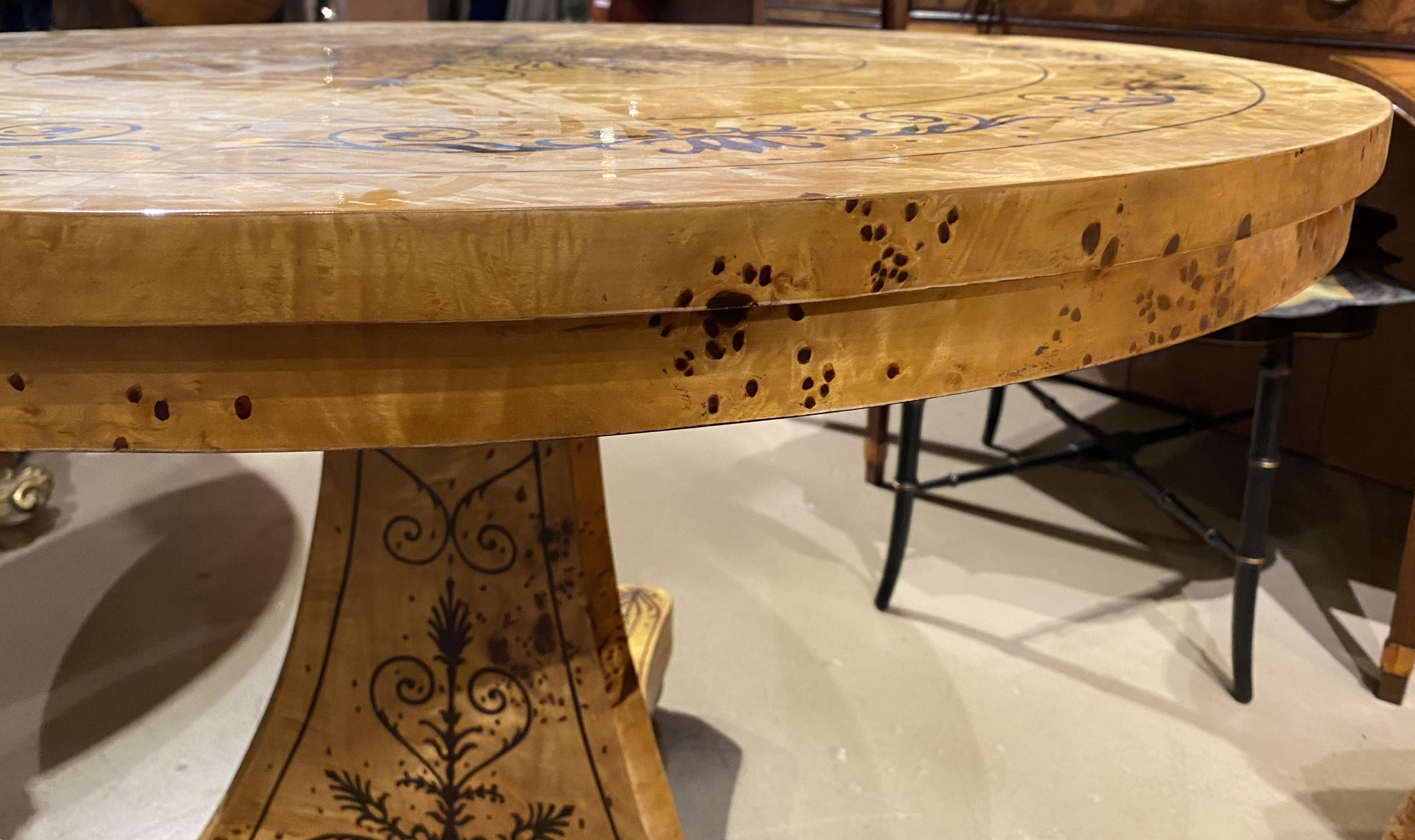 Table centrale ronde en bois de ronce de style Biedermeier en vente 1