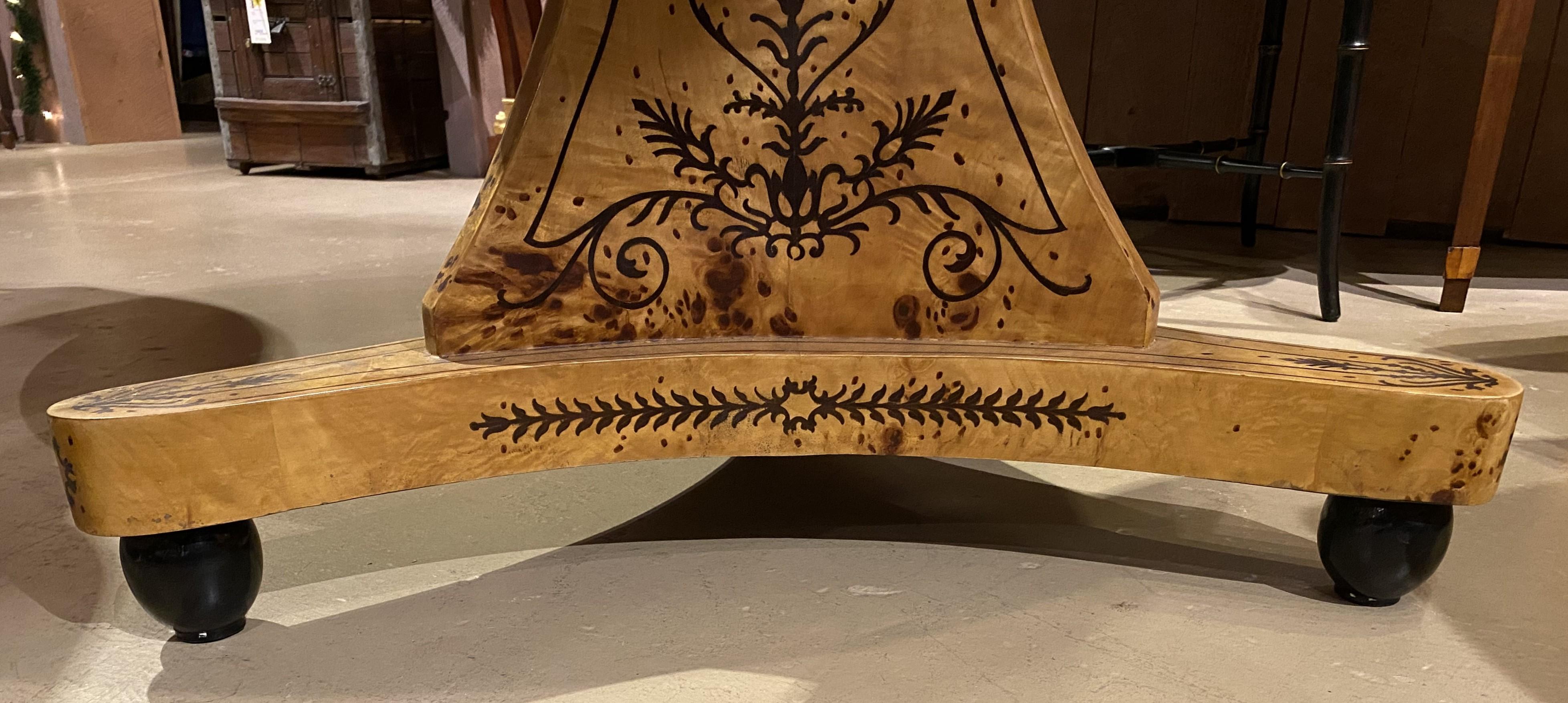 Table centrale ronde en bois de ronce de style Biedermeier en vente 2