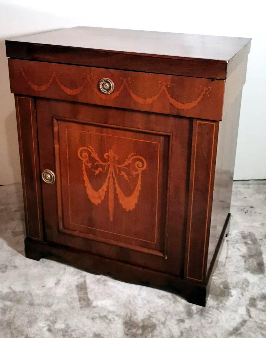Biedermeier Style Small Italian Sideboard In Good Condition For Sale In Prato, Tuscany