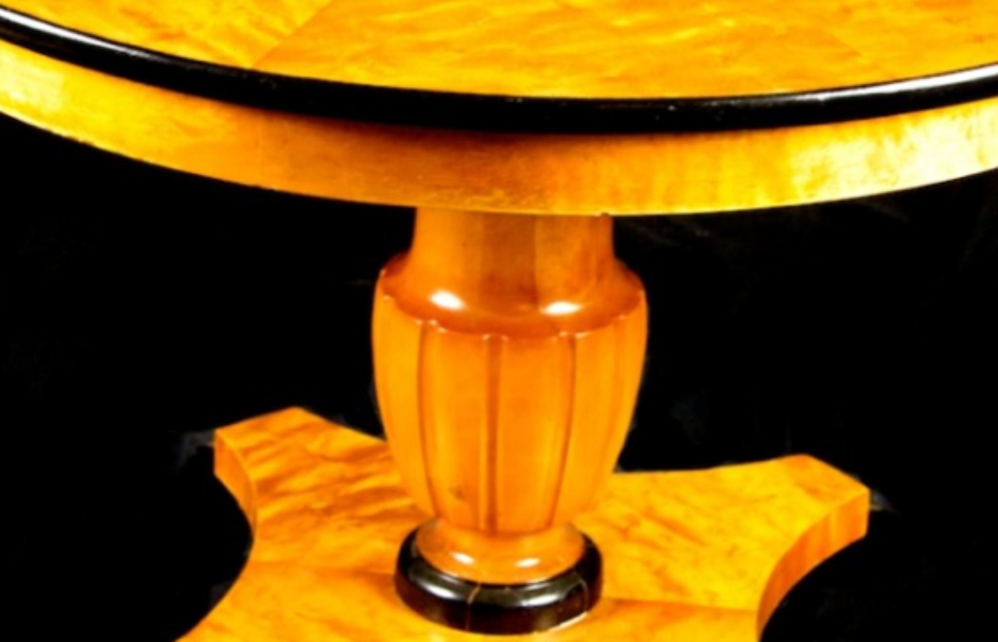 Biedermeier Swedish  Round Table Honey Golden Birch Ormolu Urn Pedestal In Good Condition In LONDON, GB