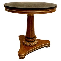 Tavolo Biedermeier intagliato in legno dorato con piano in marmo di Marquina Invitinghome
