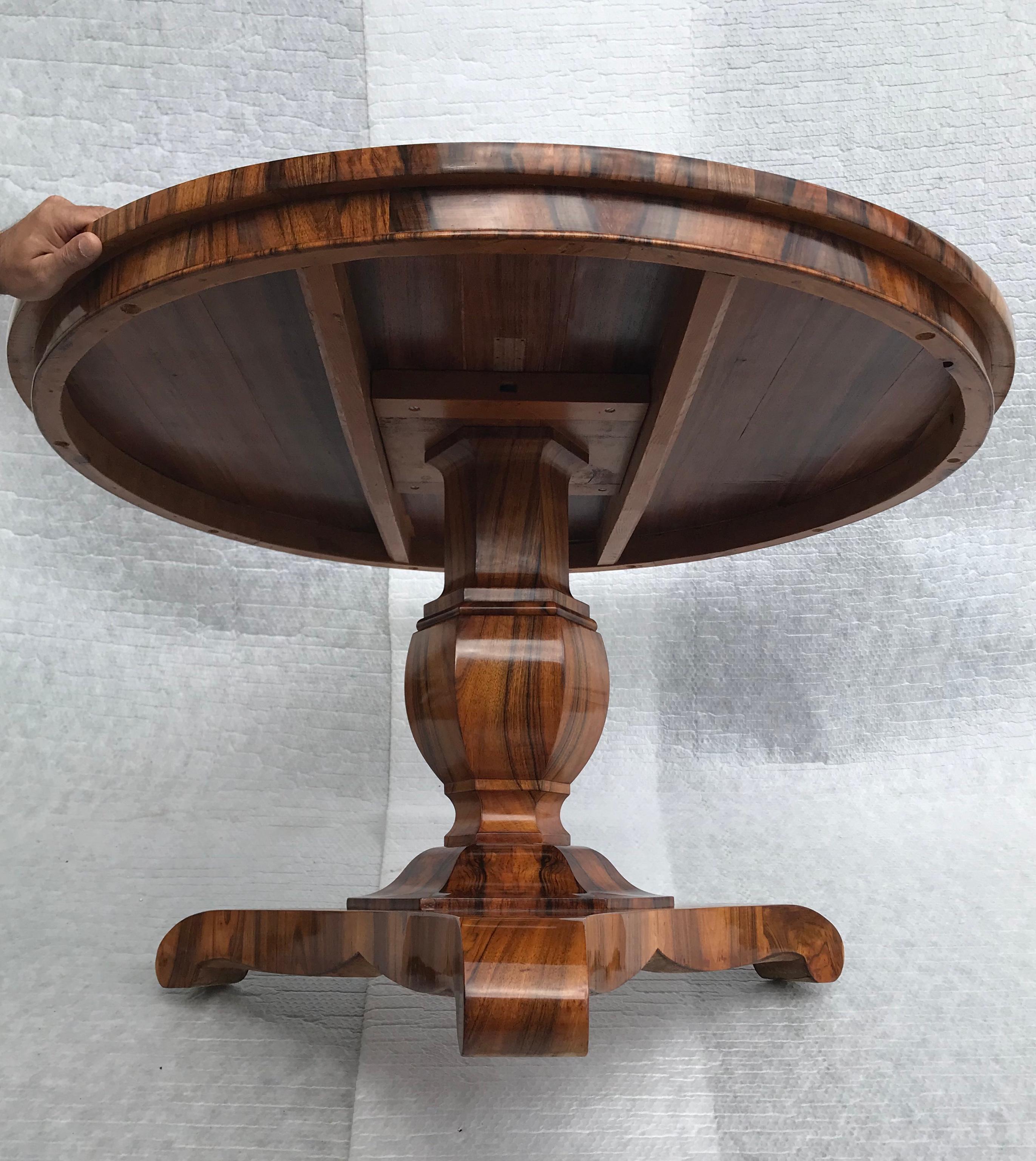 Stunning Biedermeier table, Germany 1820, beautiful walnut veneer. In excellent, refinsihed condition, French polished. 