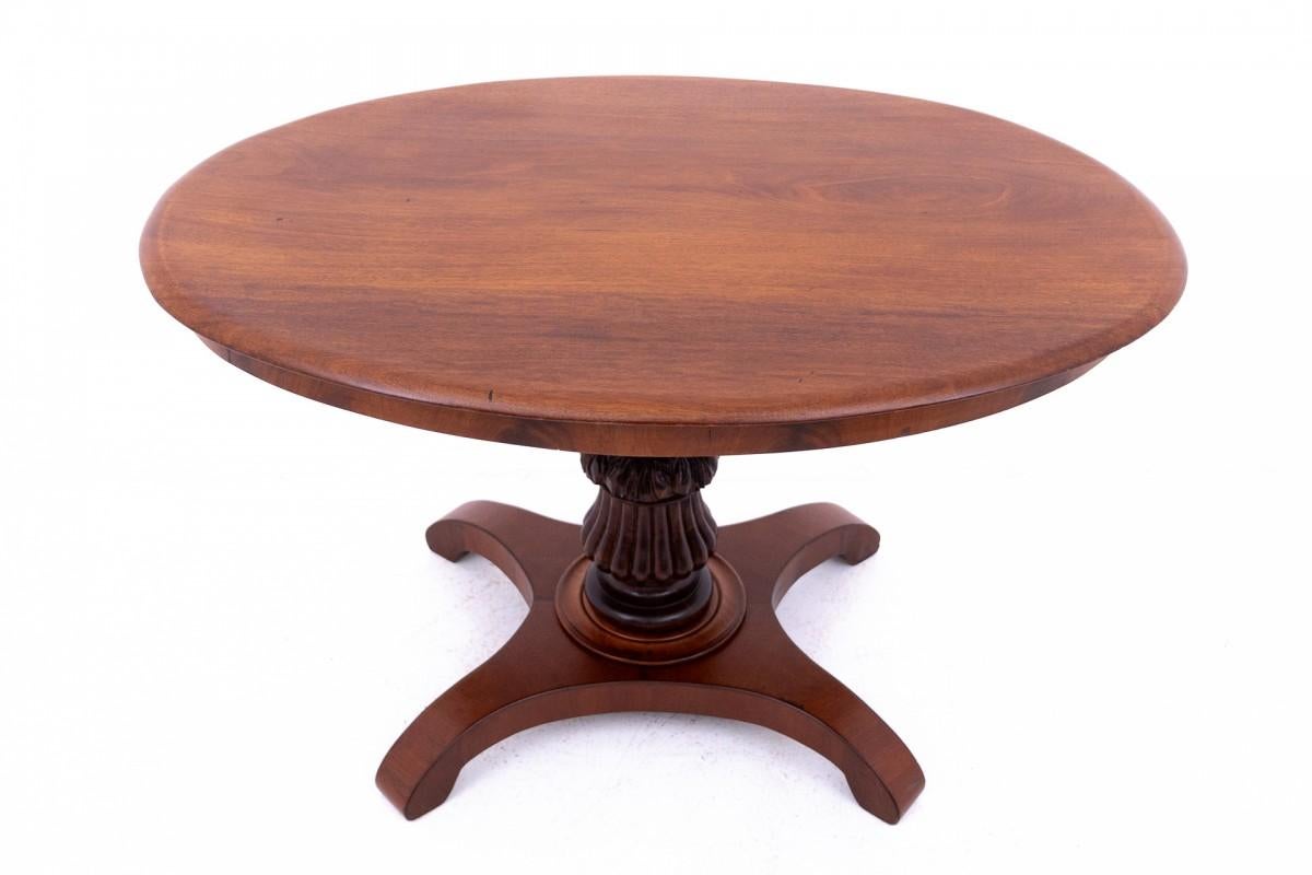 Biedermeier table, Northern Europe, circa 1860. An elegant table, perfect for the living room, after professional renovation.

Wood: mahogany

dimensions: height 66 cm length 110 cm depth 78 cm