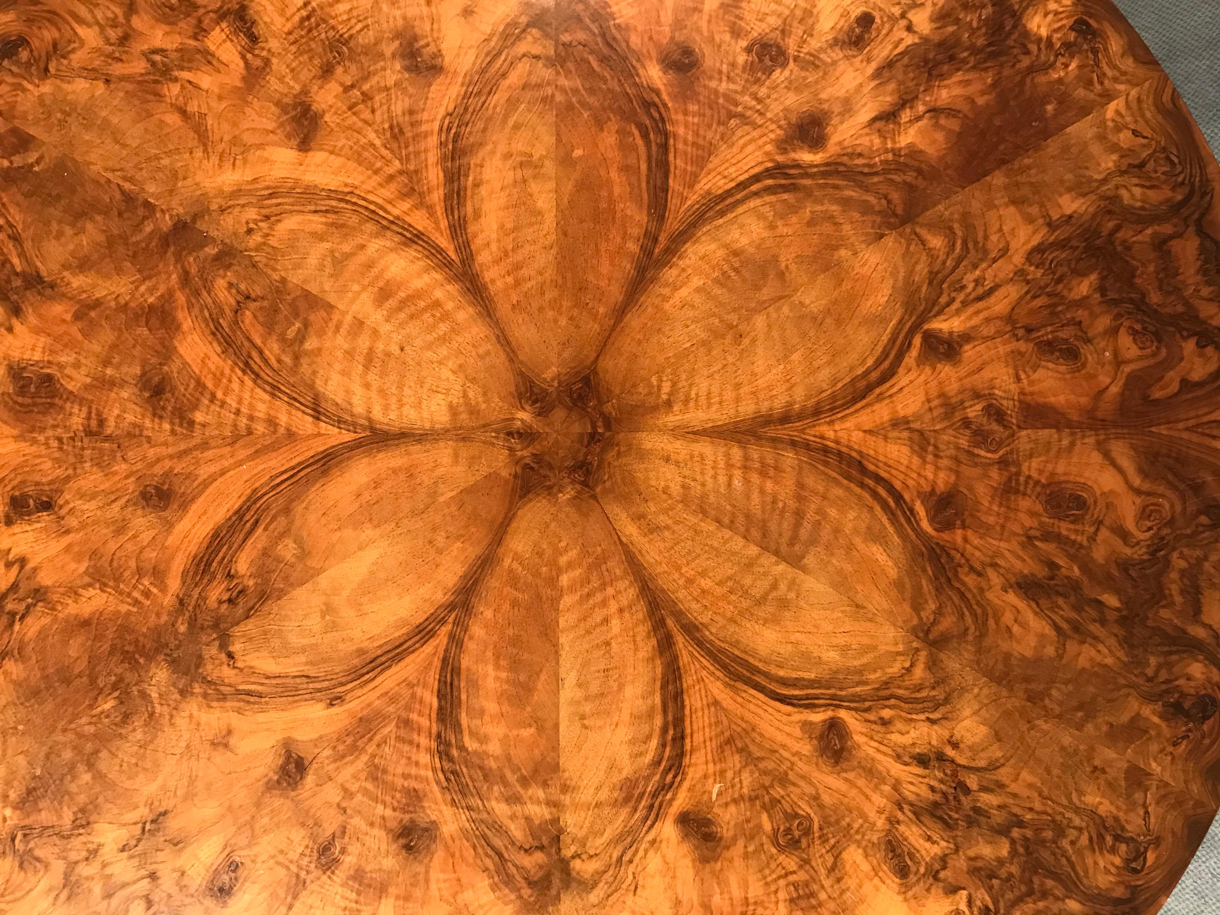 Beautiful Biedermeier table, South German 1820-1830, walnut veneer. The top with an exquisite walnut root veneer pattern. Great size for a dining or center table. It will be shipped from Germany. Shipping costs to Boston are included.