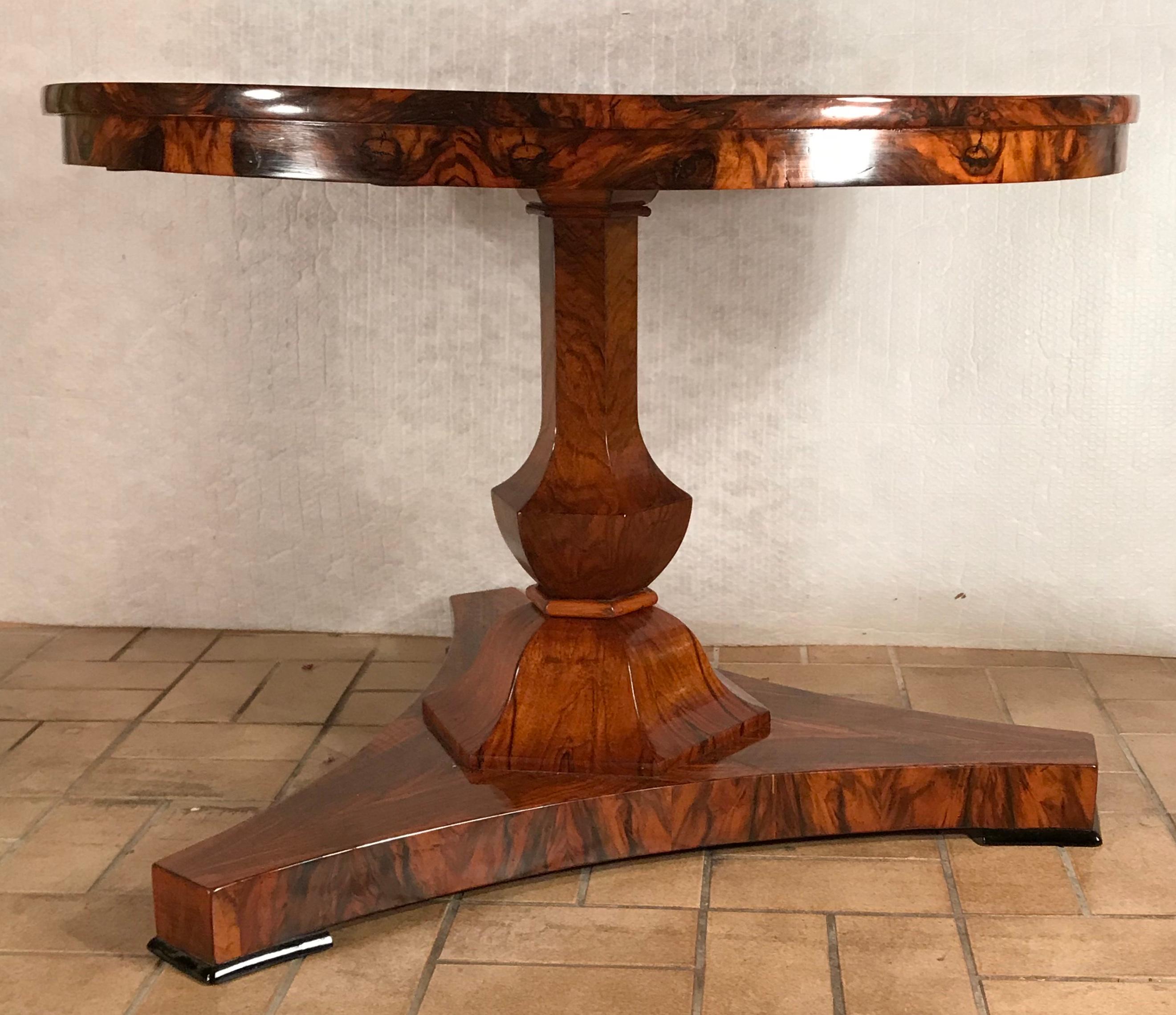 Biedermeier table, South German, 1820.
This unique original Biedermeier table stands out for its gorgeous walnut veneer on the top. The veneer grain pattern is very unusual.
The exquisite walnut veneer also decorates the vase shaped foot and the