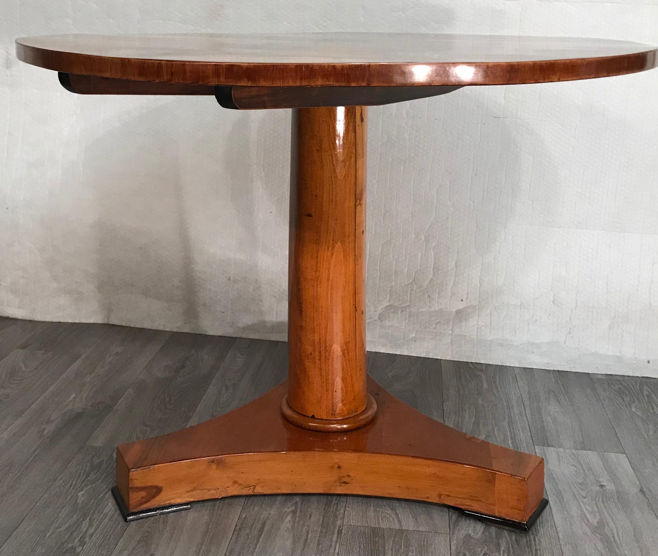 Biedermeier table, South German, 1820.
This pretty original Biedermeier table dates back to circa 1820 and comes from the southern part of Germany. It is decorated with a gorgeous piecrust walnut veneer on the top. The cylinder foot stands on a