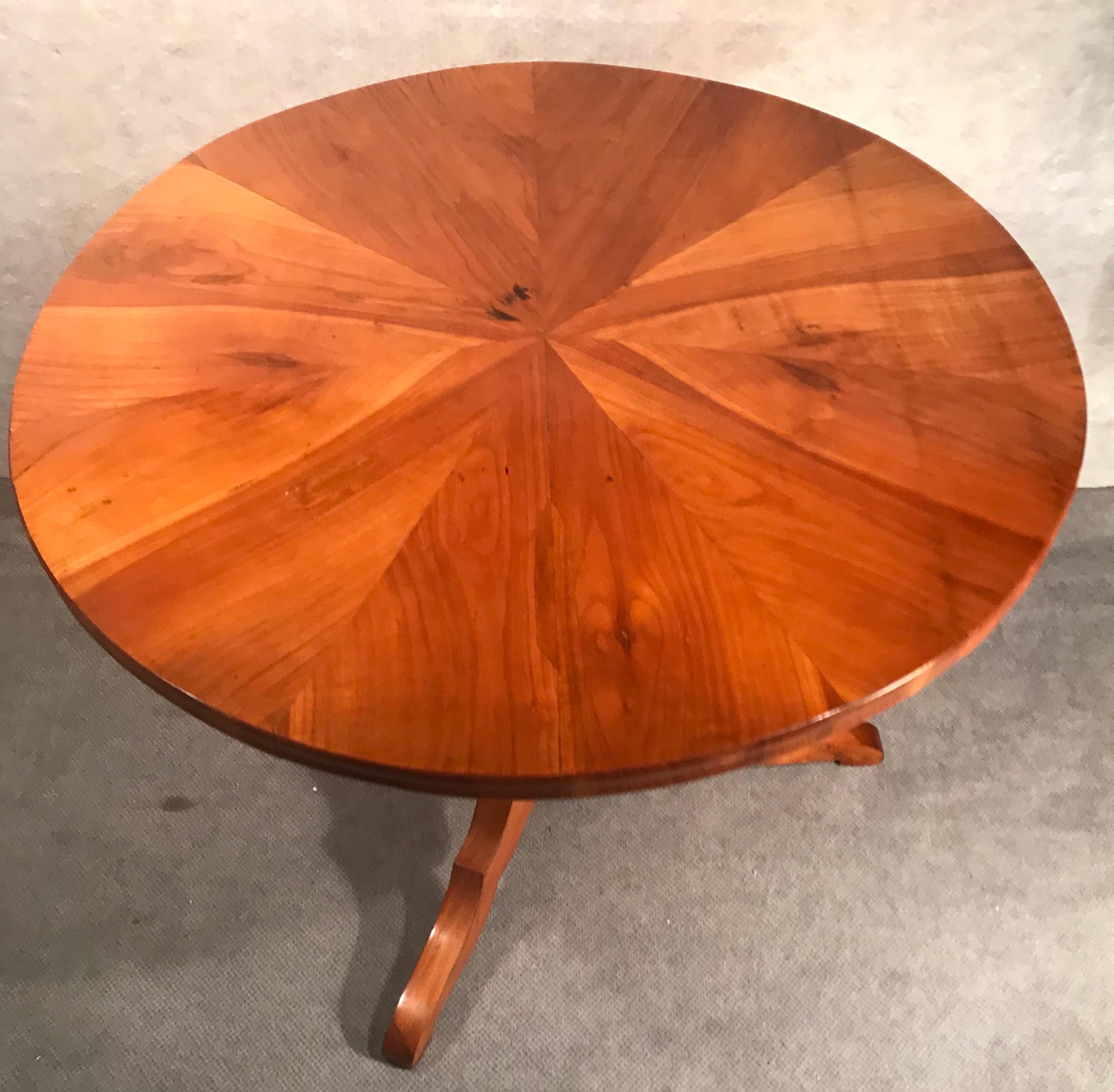 Biedermeier Table, South German, 1830 In Good Condition In Belmont, MA