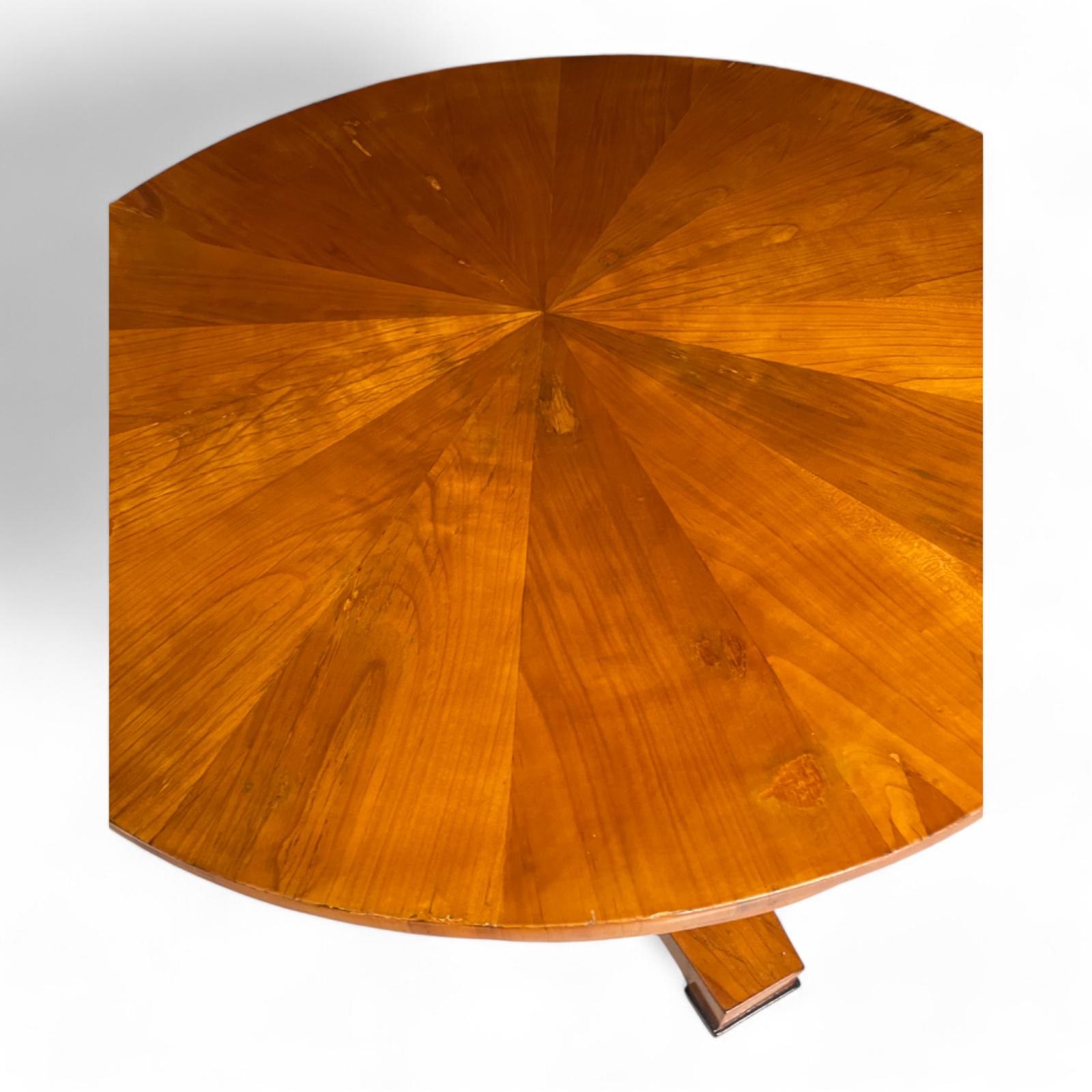 Questo tavolo Biedermeier originale risale al 1820-30 circa e proviene dalla Germania meridionale. Il tavolo ha una colonna centrale che poggia su una base a trifoglio. Tutte le parti hanno un'impiallacciatura in ciliegio molto bella. Il piano è