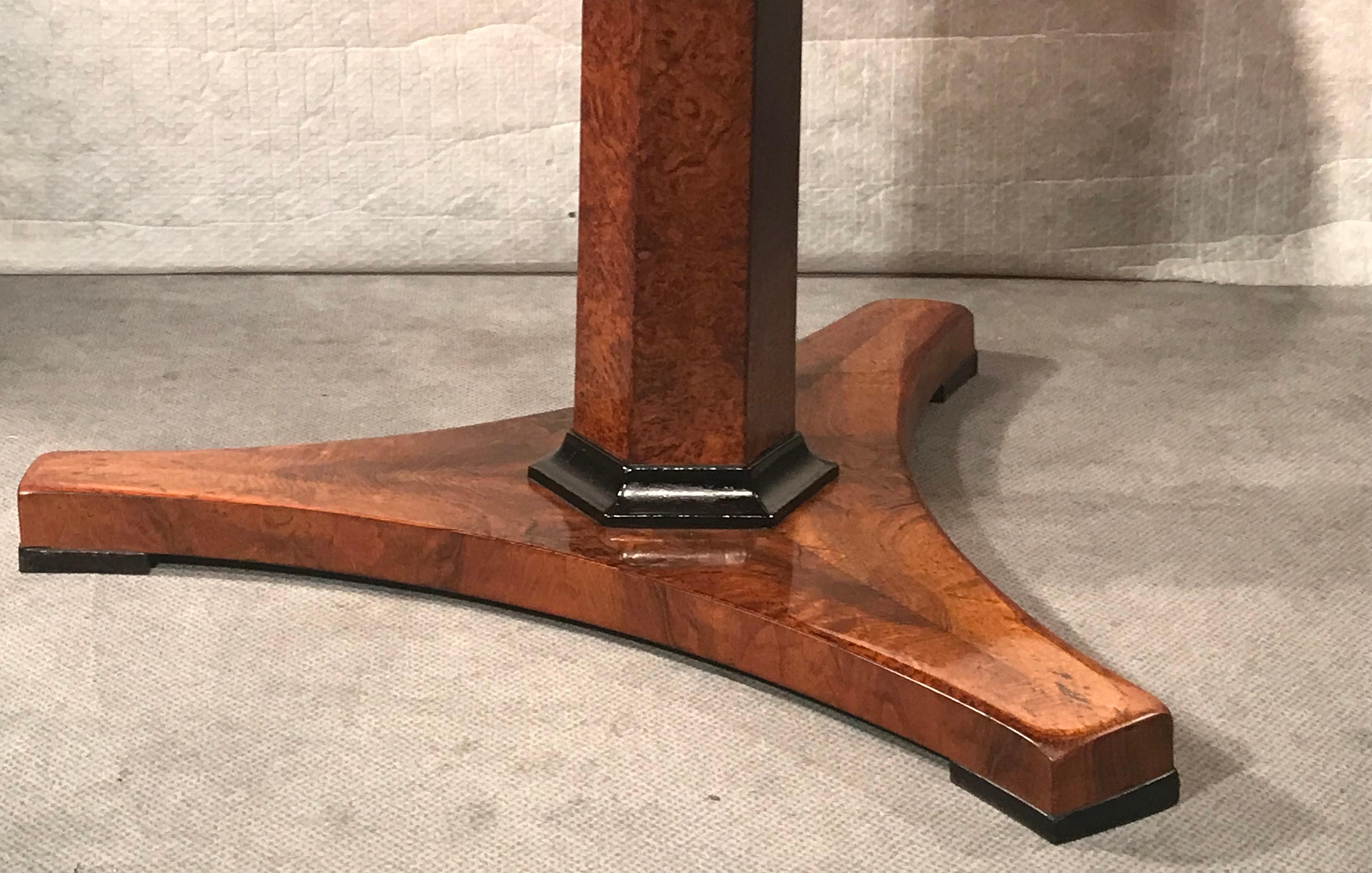 This classic original Biedermeier table dates back to around 1820 and was made in southern Germany. It stands out for its gorgeous piecrust walnut veneer on the top. The hexagonal foot stands on a trefoil base. This is a beautiful example of the