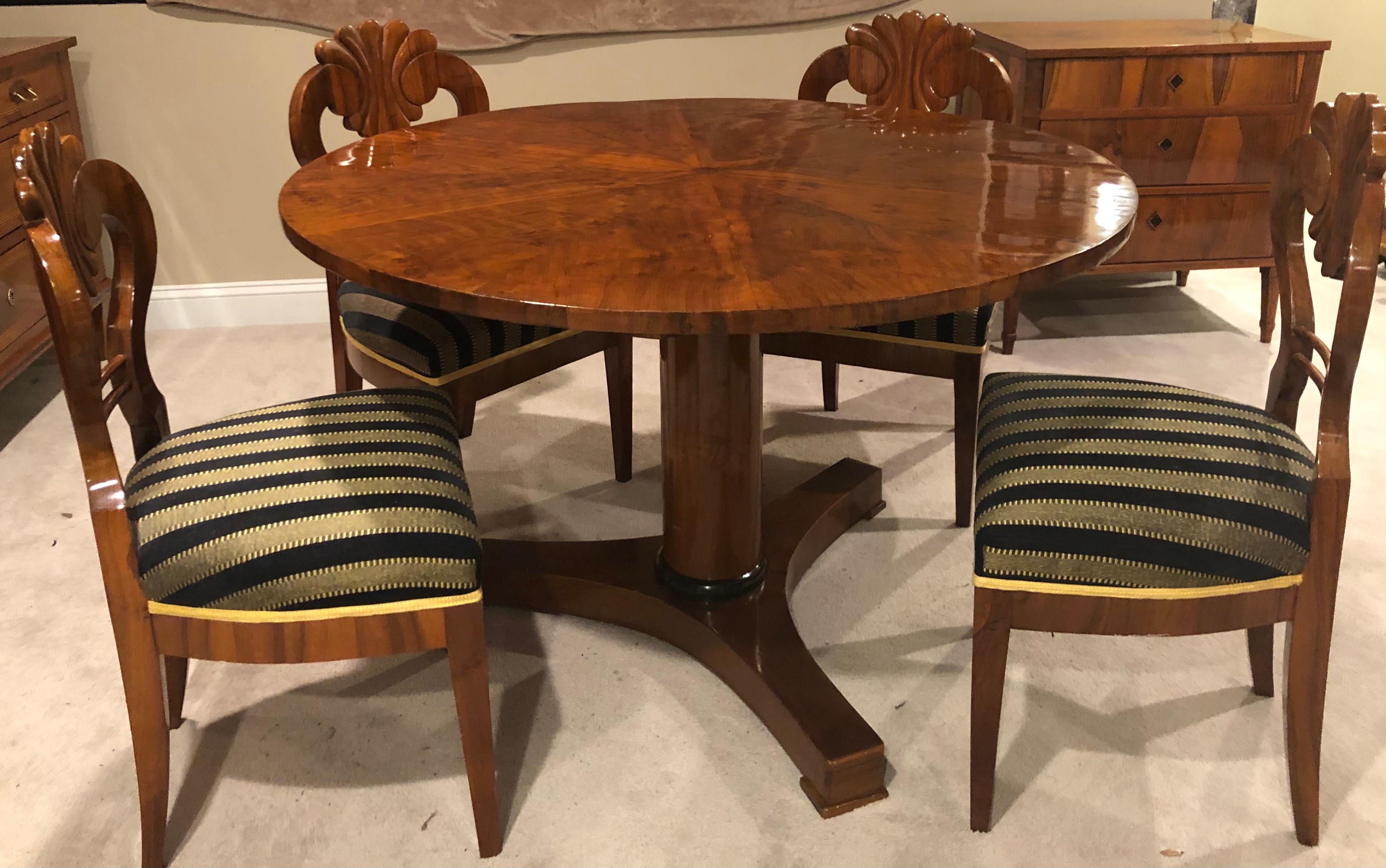 Biedermeier Table, Walnut Veneer, South German, 1820 2