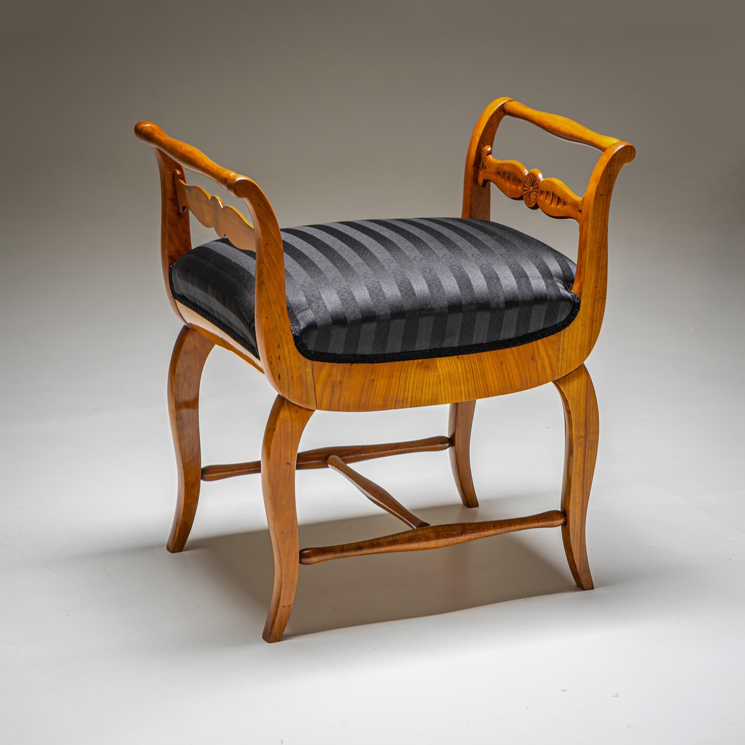 Biedermeier Tabouret in Kirschholz, um 1830 (Deutsch) im Angebot