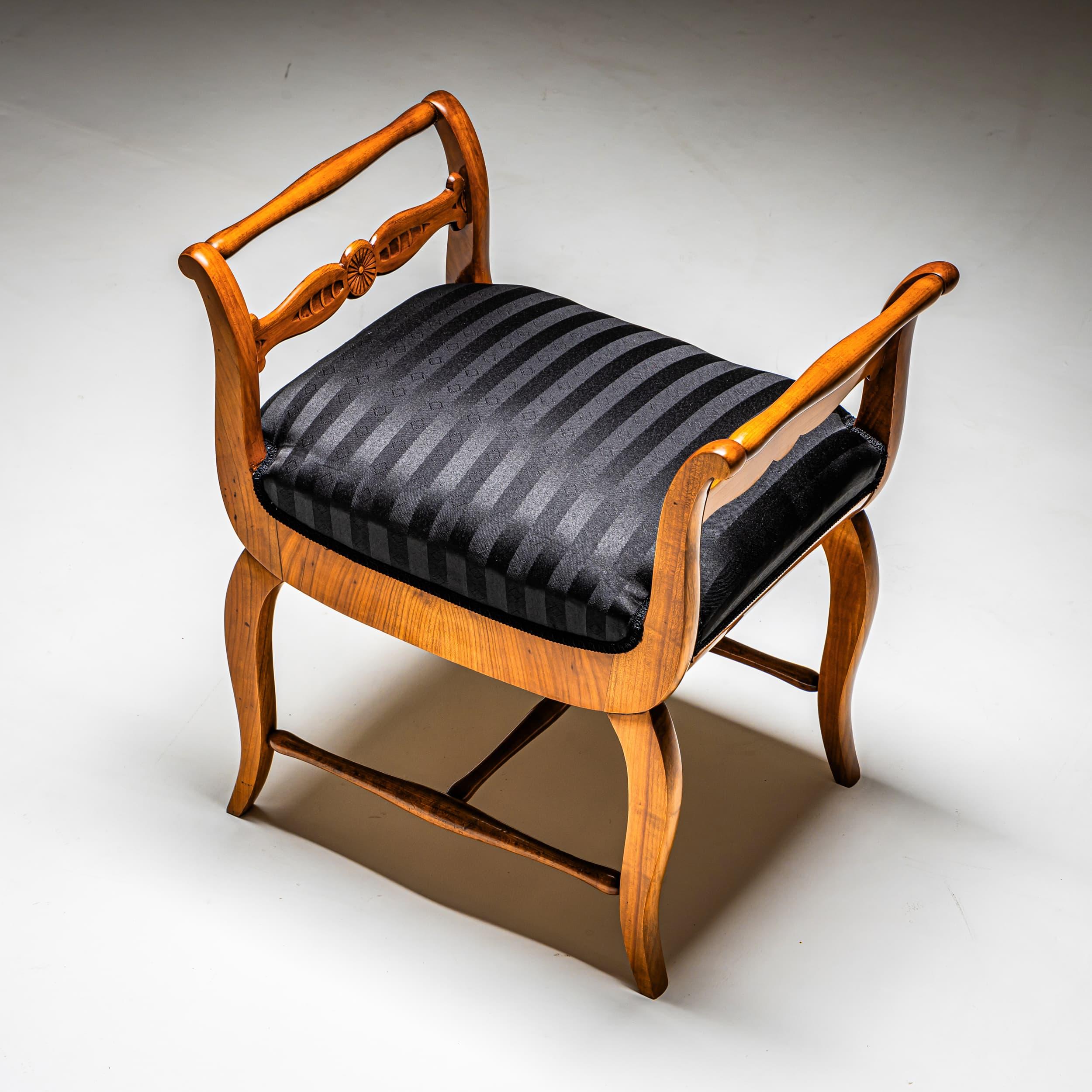 Biedermeier Tabouret in Kirschholz, um 1830 (Furnier) im Angebot