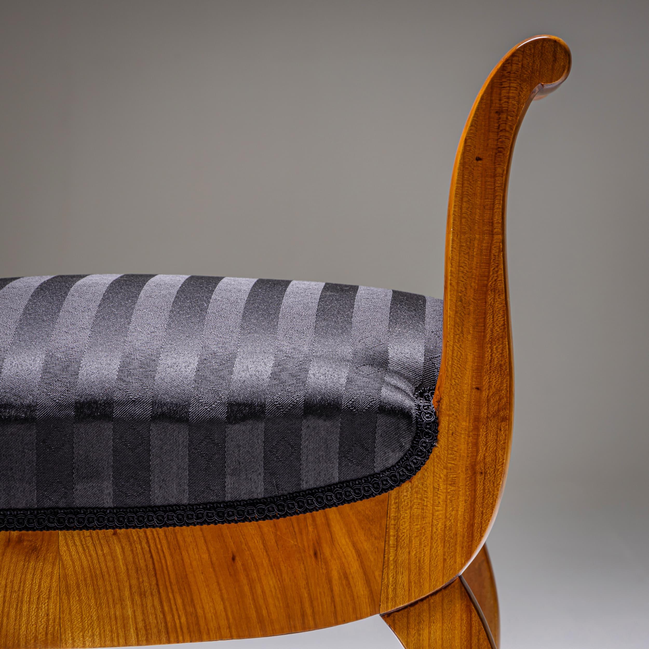 Biedermeier Tabouret in Kirschholz, um 1830 im Zustand „Hervorragend“ im Angebot in Greding, DE