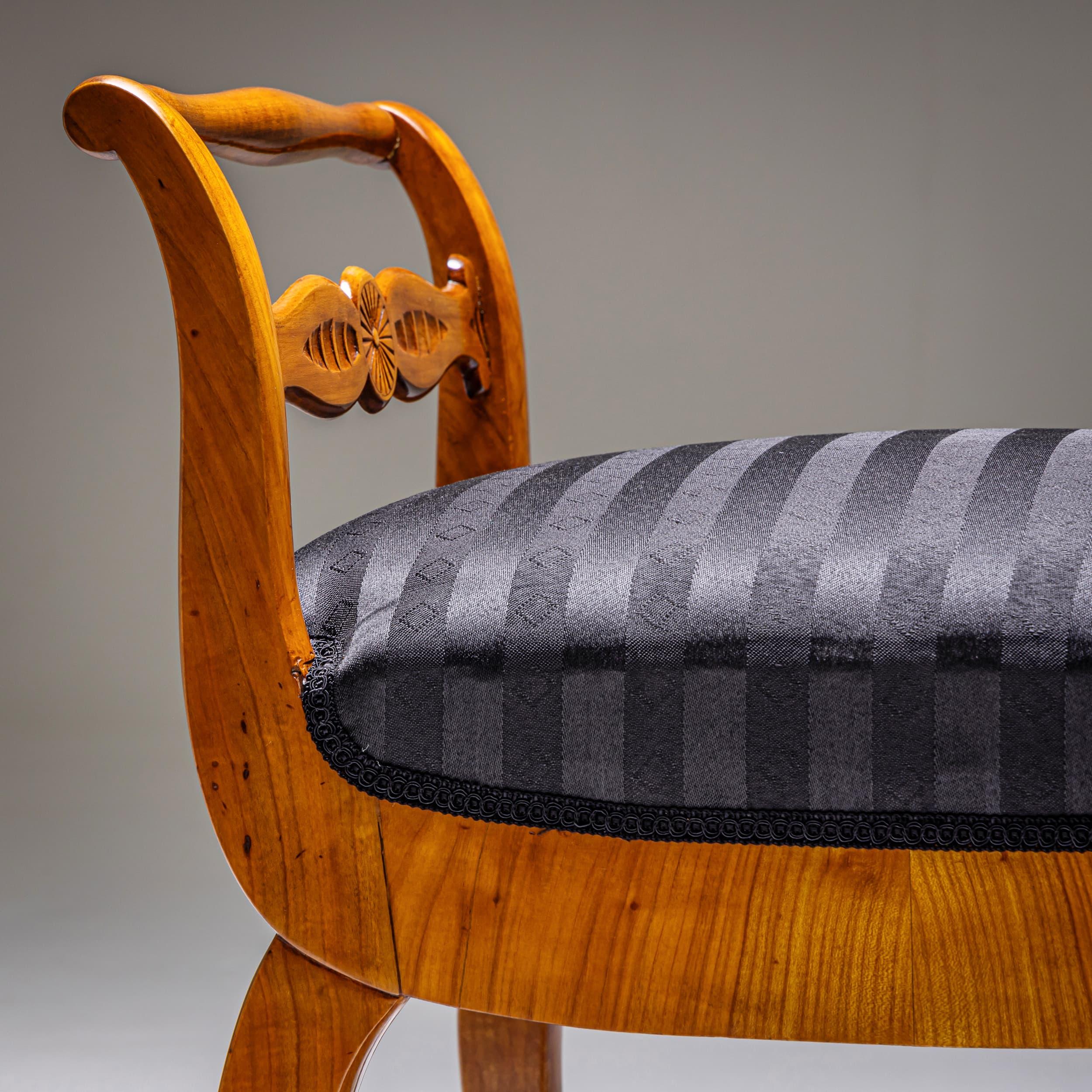 Biedermeier Tabouret in Kirschholz, um 1830 (Frühes 19. Jahrhundert) im Angebot