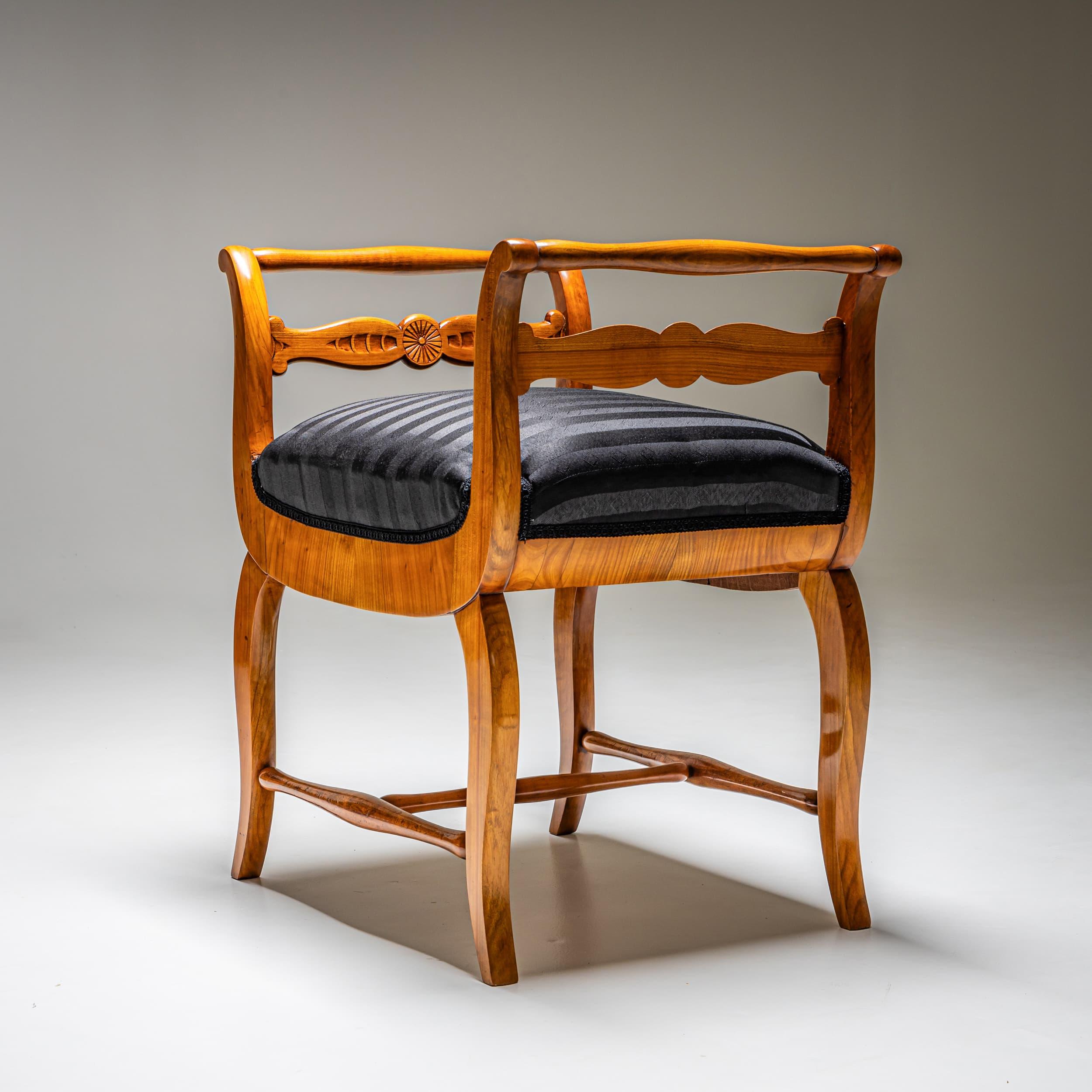 Biedermeier Tabouret in Kirschholz, um 1830 (Kirsche) im Angebot
