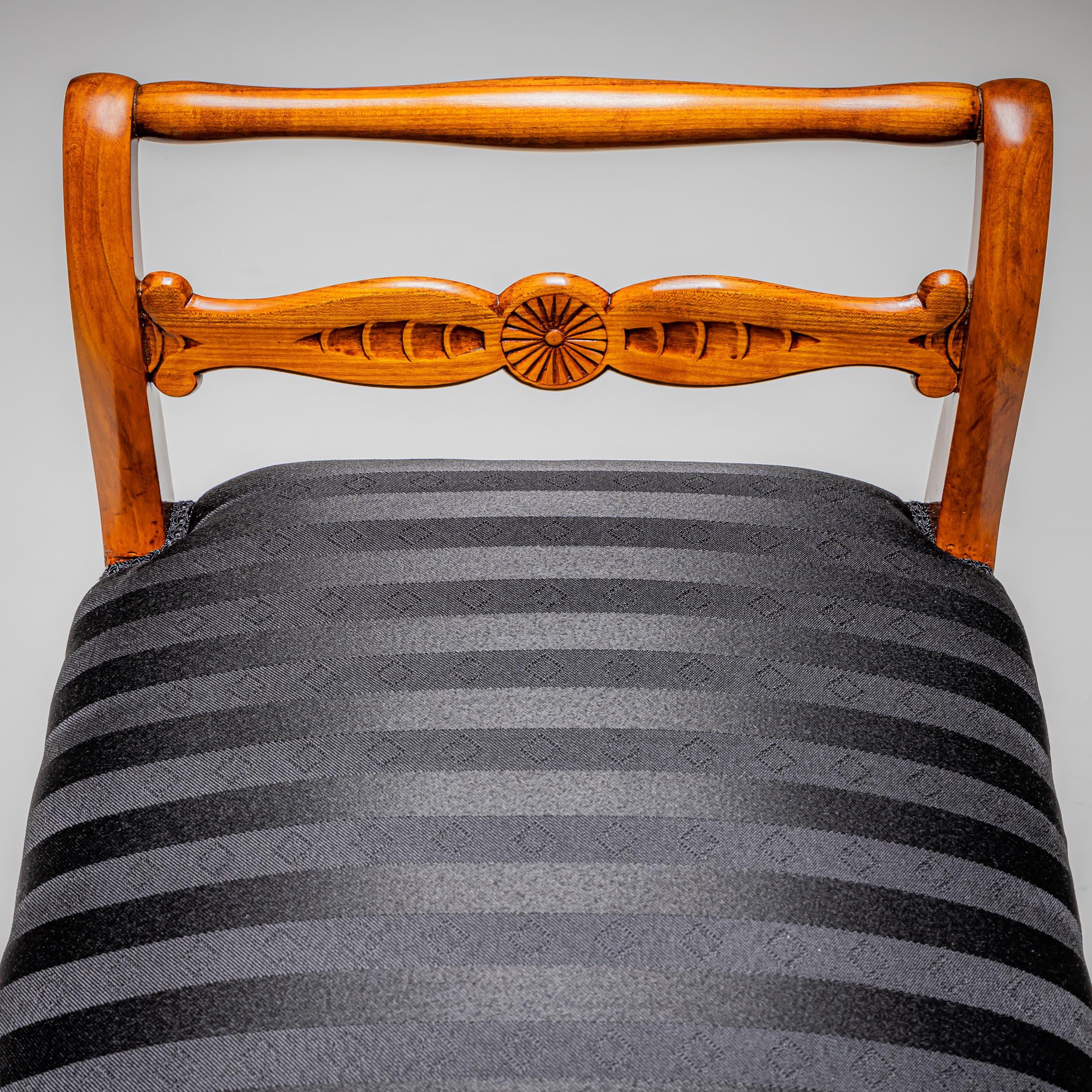 Biedermeier Tabouret in Kirschholz, um 1830 im Angebot 1