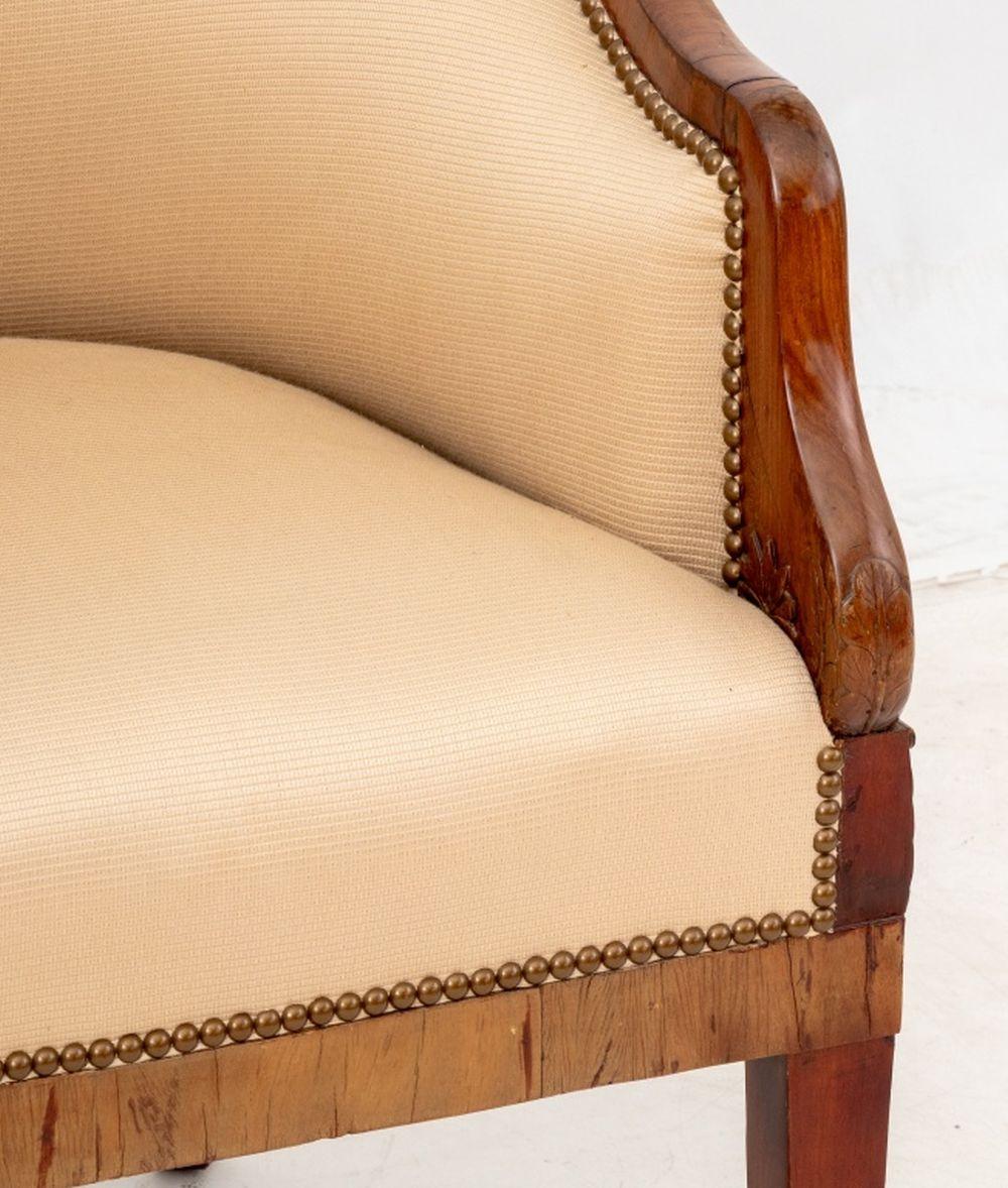 Allemand Biedermeier Chaise à baignoire en bois fruitier tapissée en vente