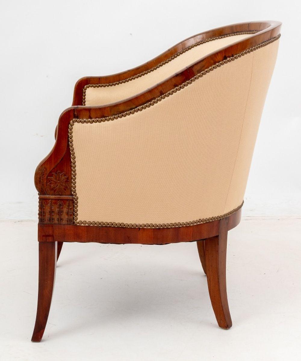 Biedermeier Chaise à baignoire en bois fruitier tapissée Bon état - En vente à Astoria, NY