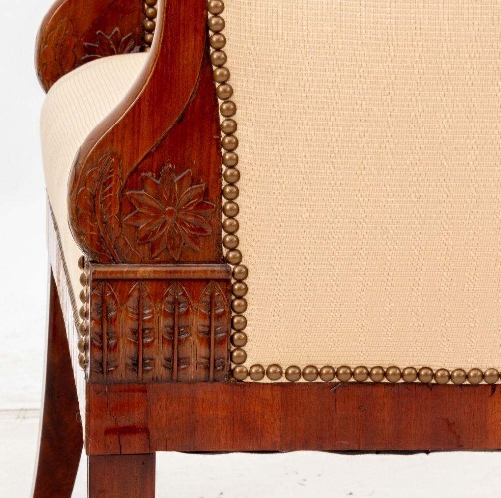 XIXe siècle Biedermeier Chaise à baignoire en bois fruitier tapissée en vente