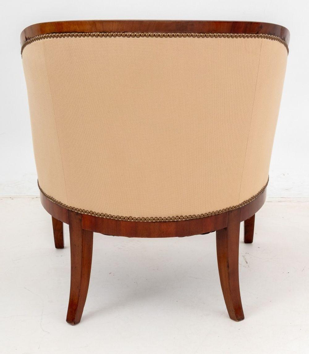 Tissu d'ameublement Biedermeier Chaise à baignoire en bois fruitier tapissée en vente