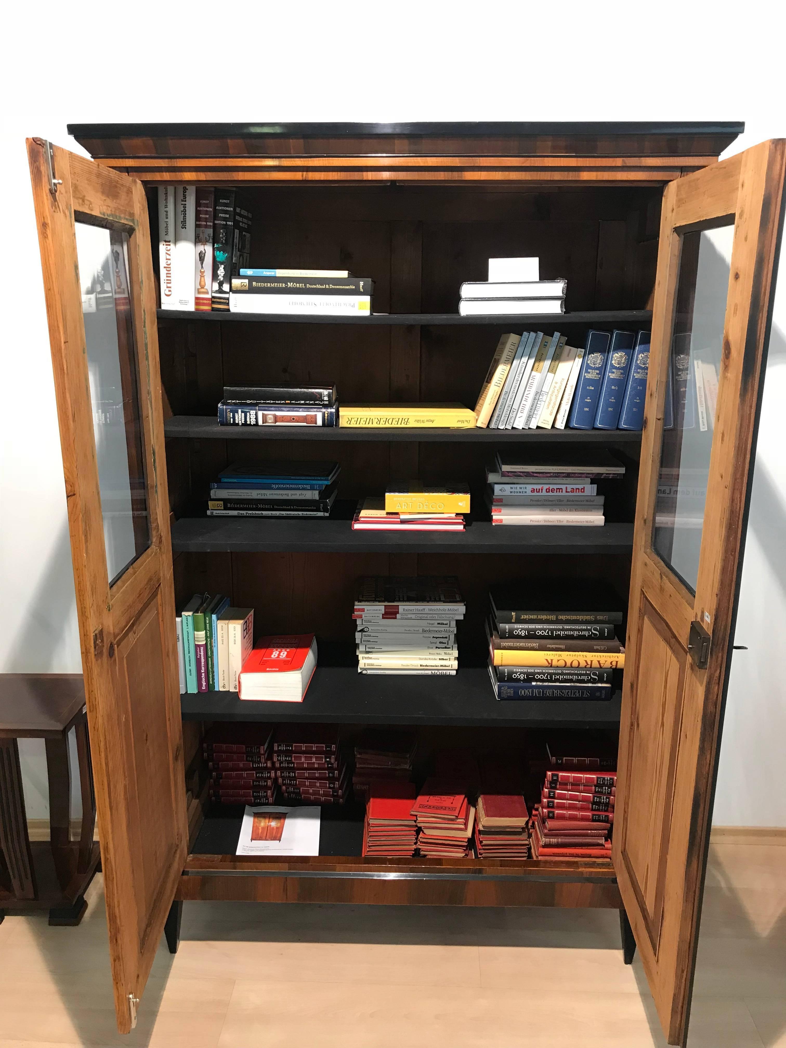 Biedermeier Bookcase, Walnut Veneer, South Germany, circa 1825 In Good Condition In Regensburg, DE