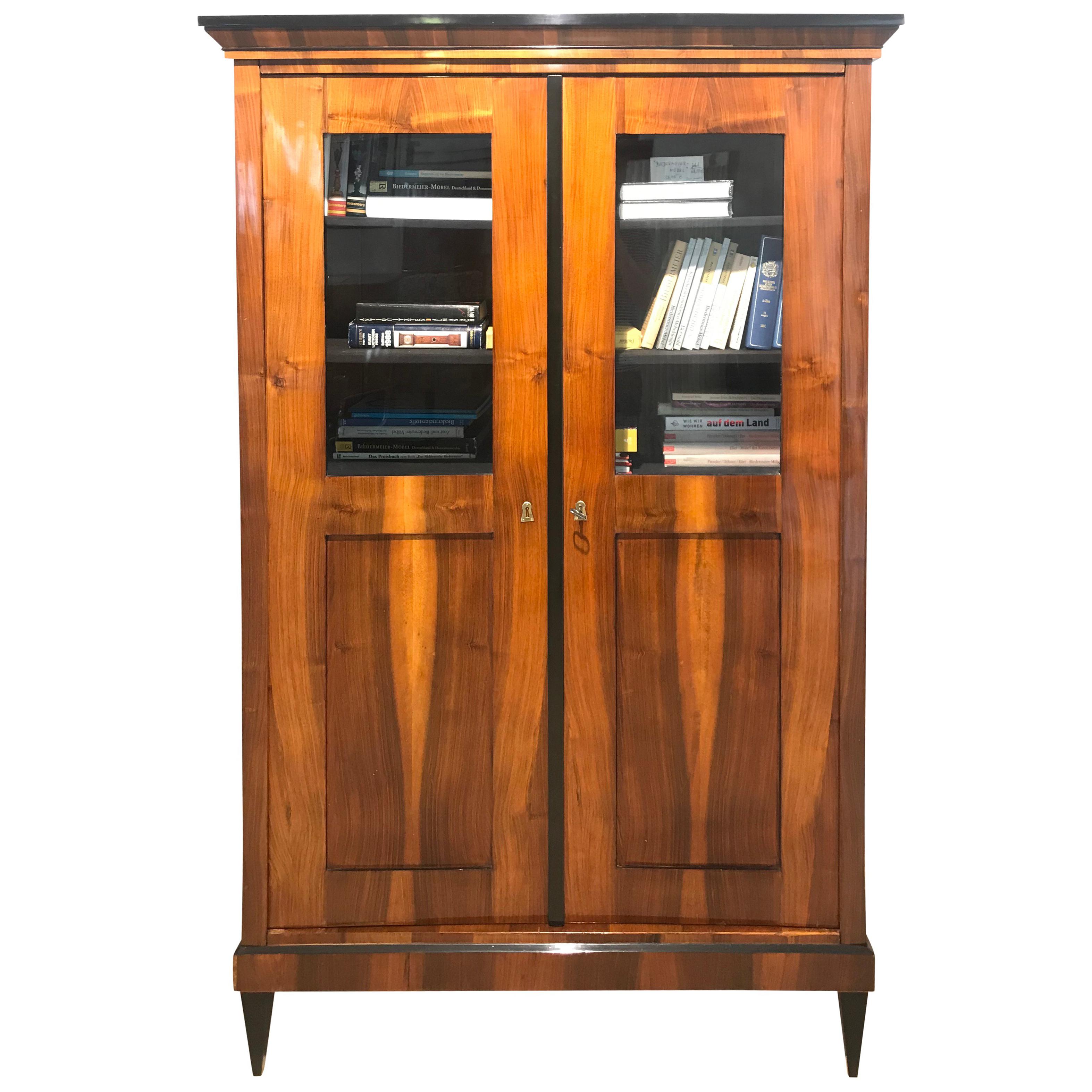 19th Century Biedermeier Bookcase, Walnut Veneer, South Germany, circa 1825