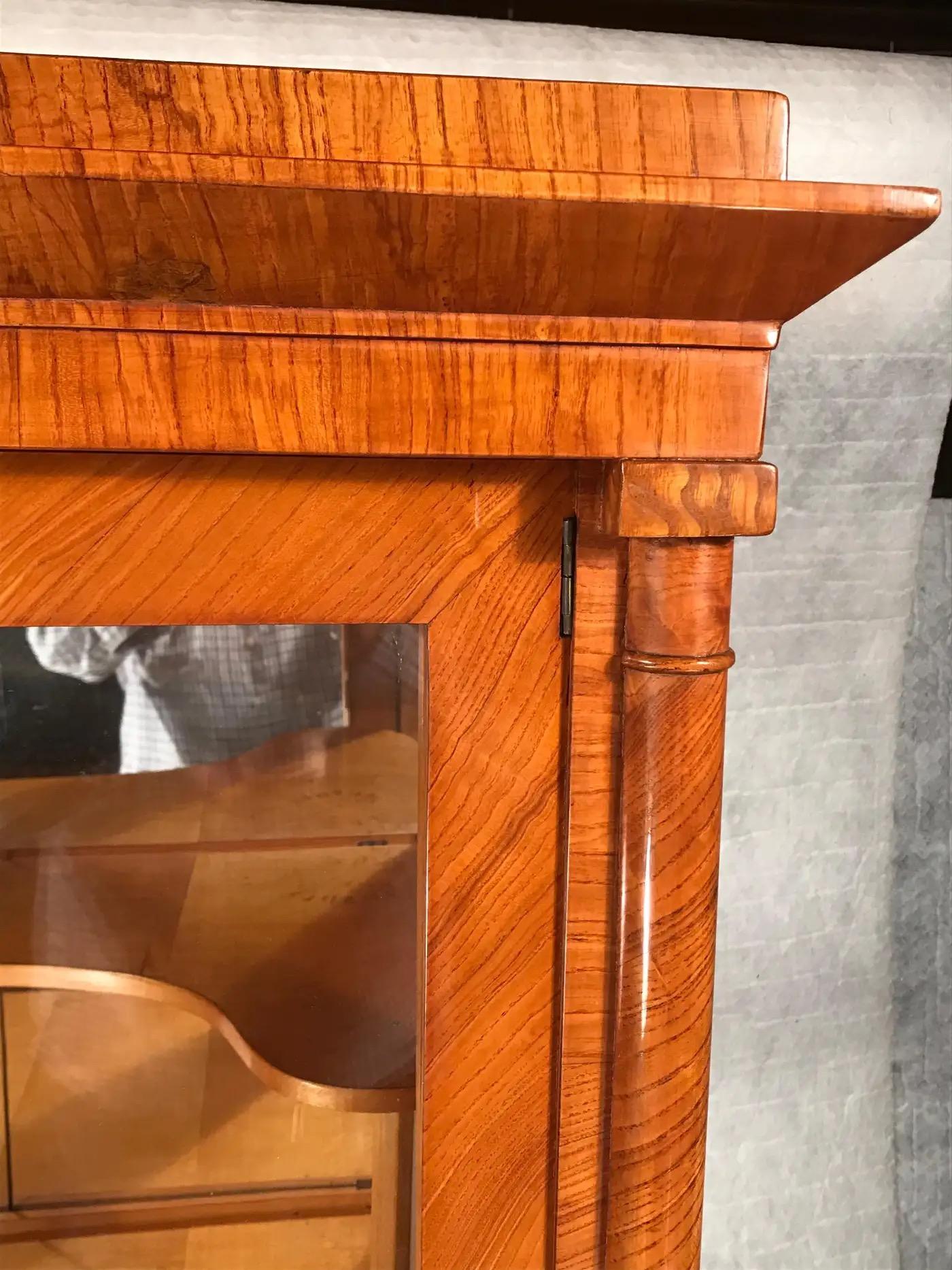 Cette élégante vitrine Biedermeier d'Autriche, datant d'environ 1820, est un exemple frappant de l'artisanat du XIXe siècle. Avec son design raffiné et sa fonctionnalité pratique, il sert de belle vitrine pour les objets précieux.

Caractéristiques