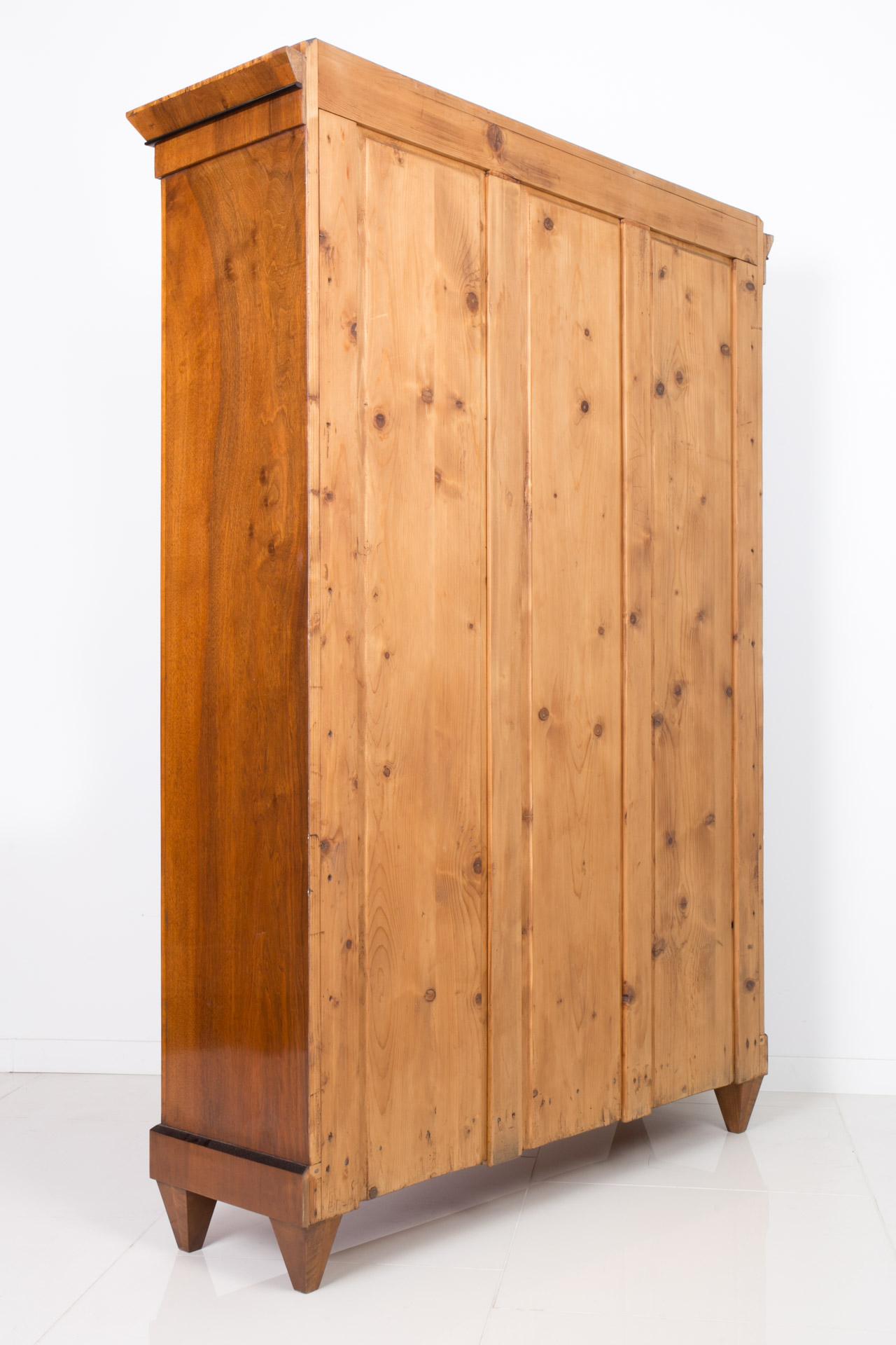 Biedermeier Vitrine in Walnut Veneer, Germany, 19th Century 4