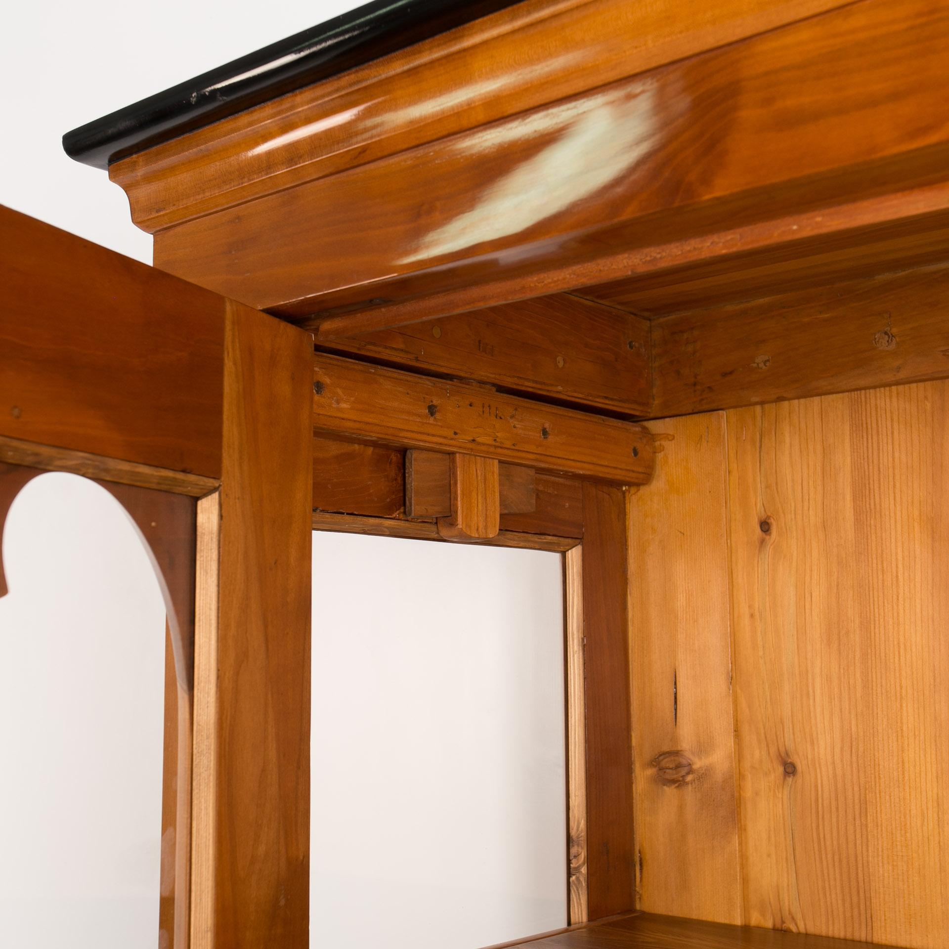Biedermeier-Vitrine, massives Kirschbaumholz, Deutschland, 19. Jahrhundert (Poliert)