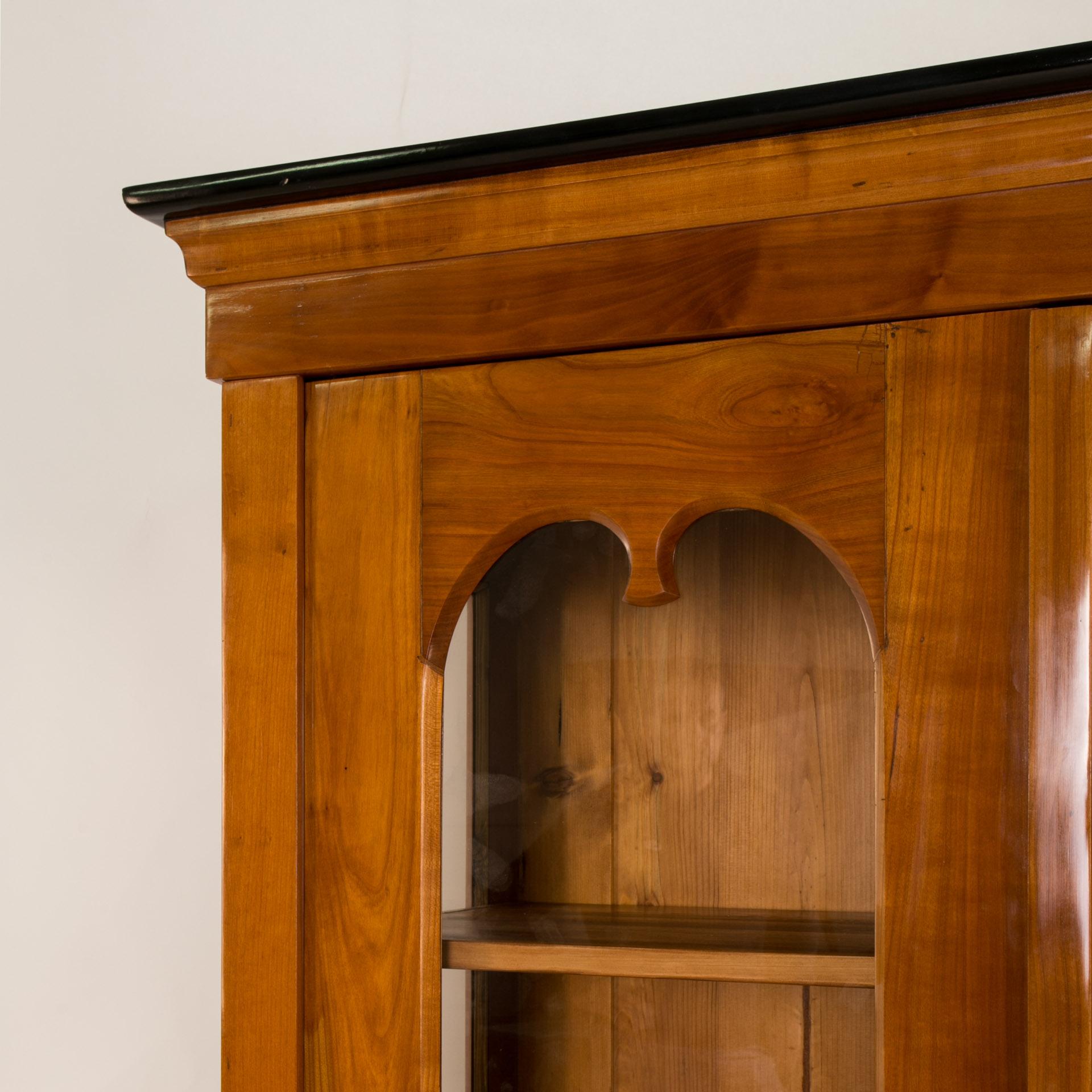 Biedermeier-Vitrine, massives Kirschbaumholz, Deutschland, 19. Jahrhundert im Zustand „Gut“ in Wrocław, Poland