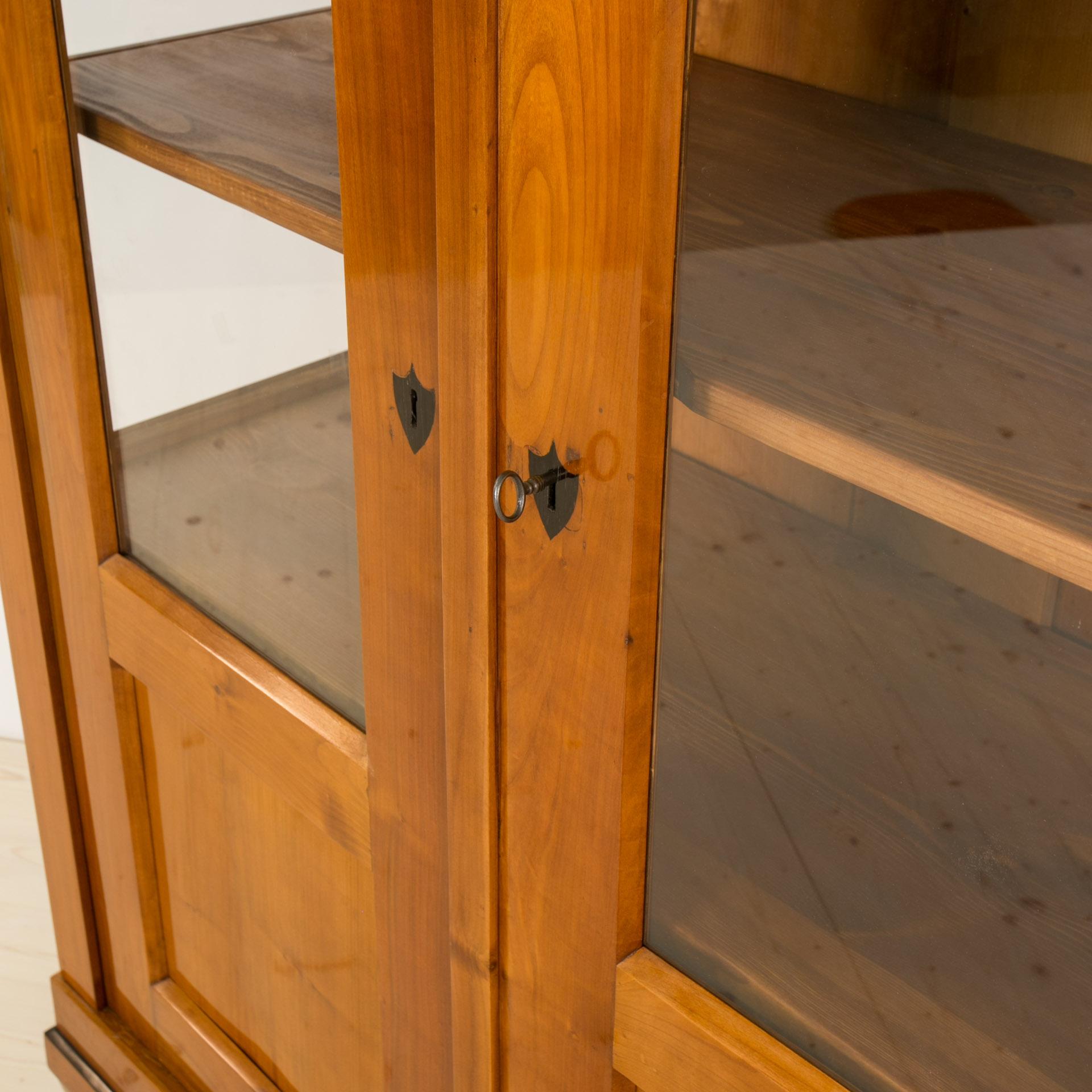 Biedermeier-Vitrine, massives Kirschbaumholz, Deutschland, 19. Jahrhundert (Kirsche)