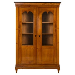 Biedermeier-Vitrine, massives Kirschbaumholz, Deutschland, 19. Jahrhundert