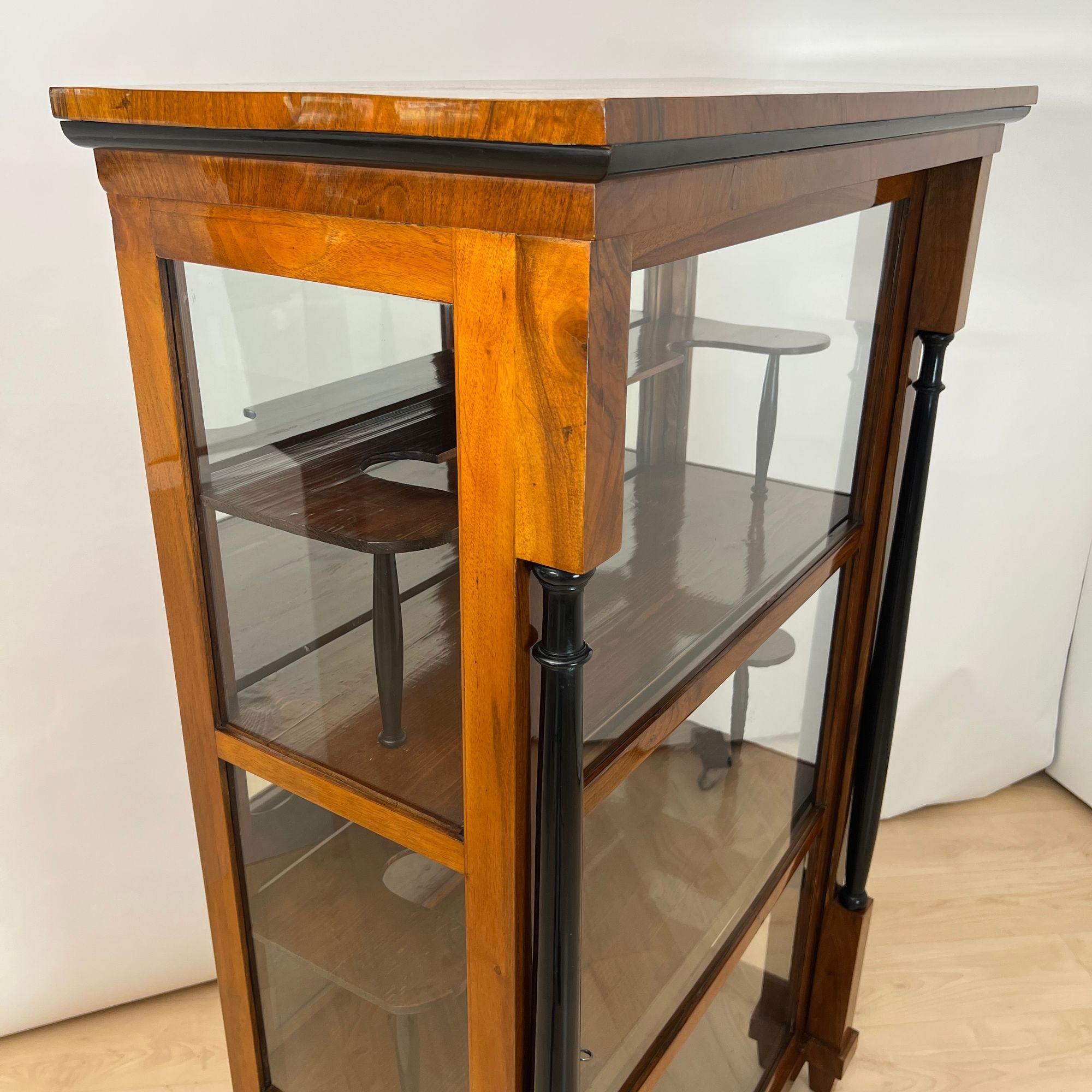 Ottone Vetrina Biedermeier, noce, ottone, tre lati smaltati, Germania meridionale, circa 1830 in vendita
