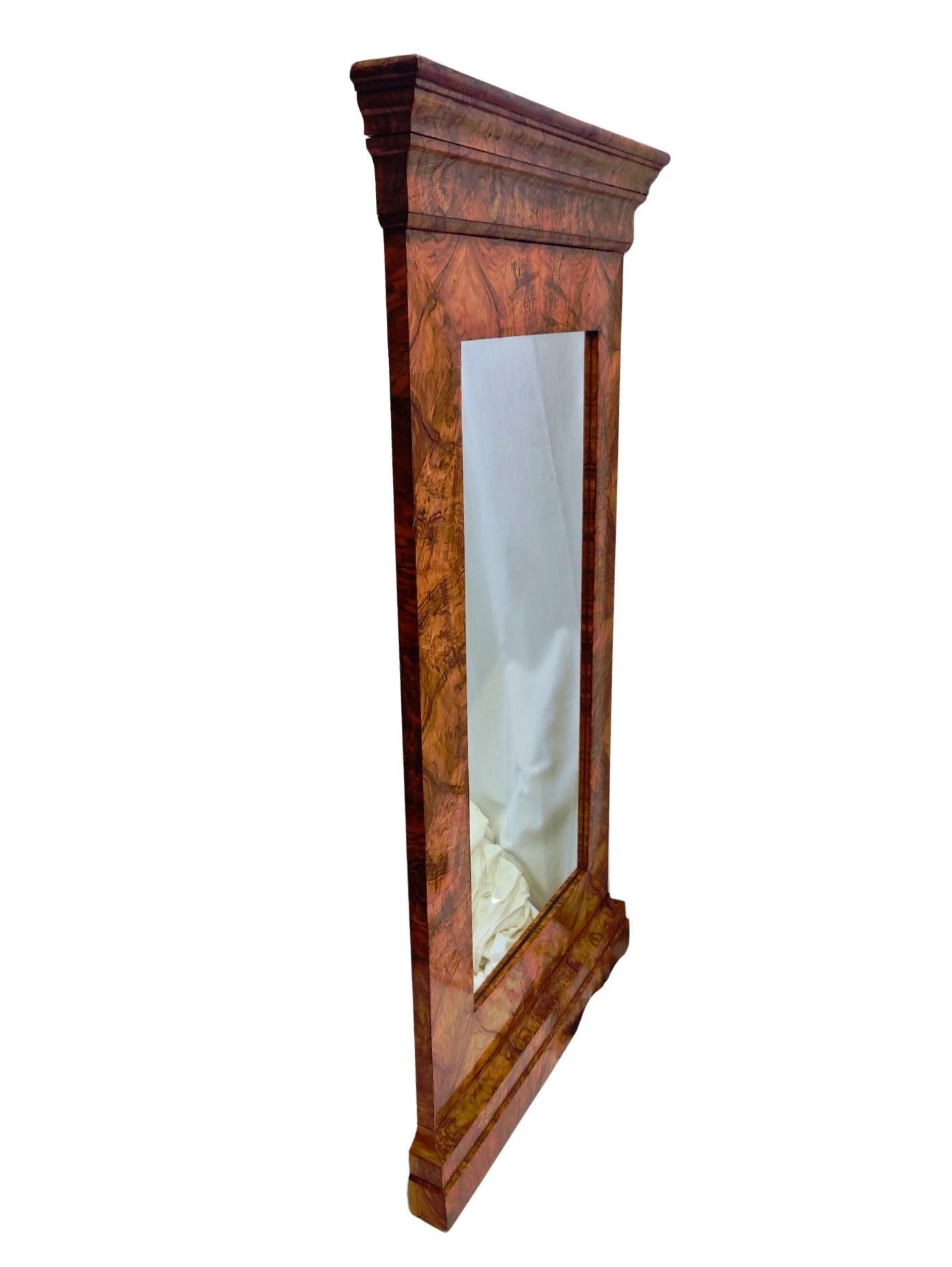 Lucidato Specchio da parete Biedermeier in noce, Germania meridionale, 1830 circa in vendita