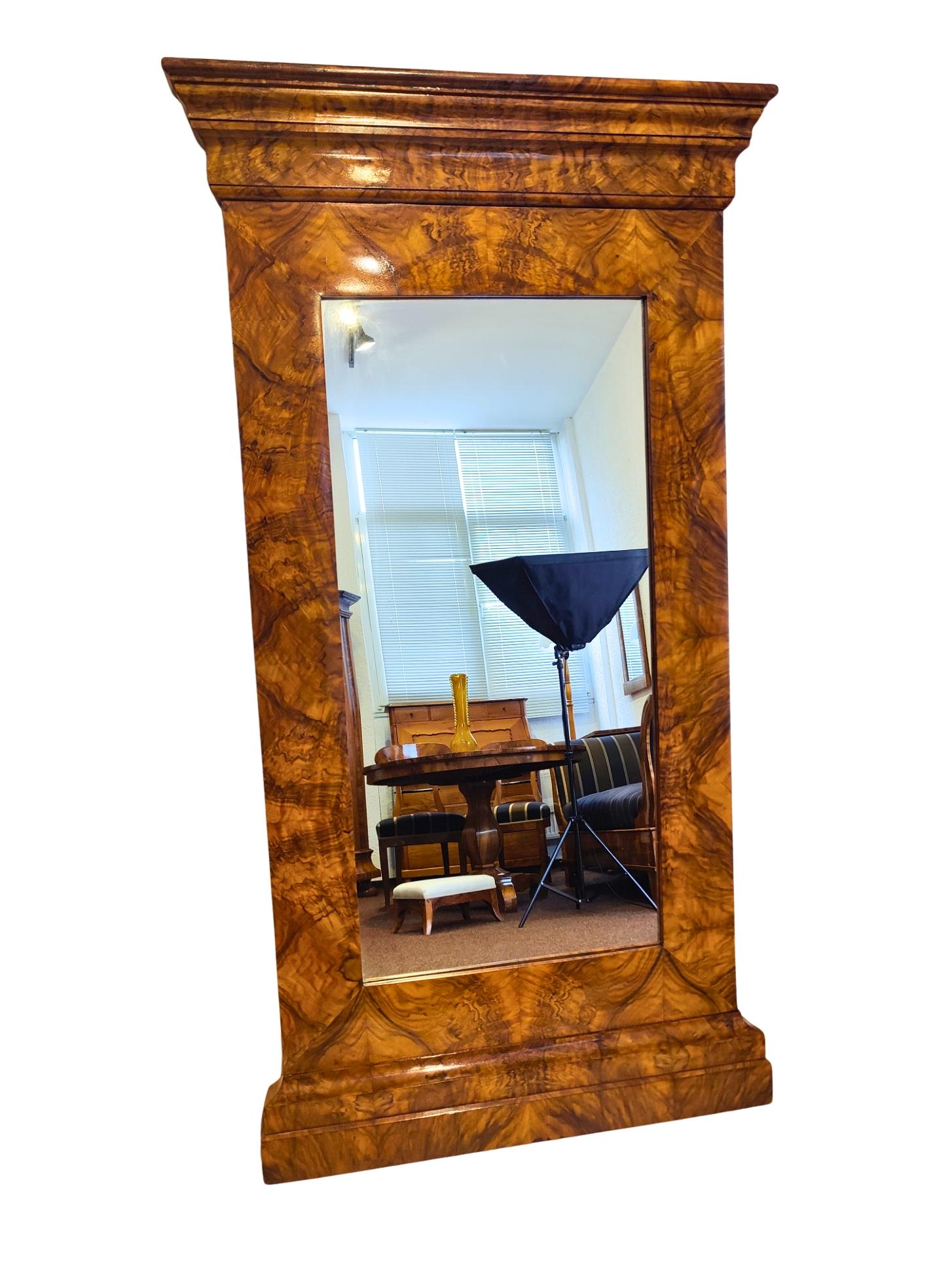 XIX secolo Specchio da parete Biedermeier in noce, Germania meridionale, 1830 circa in vendita