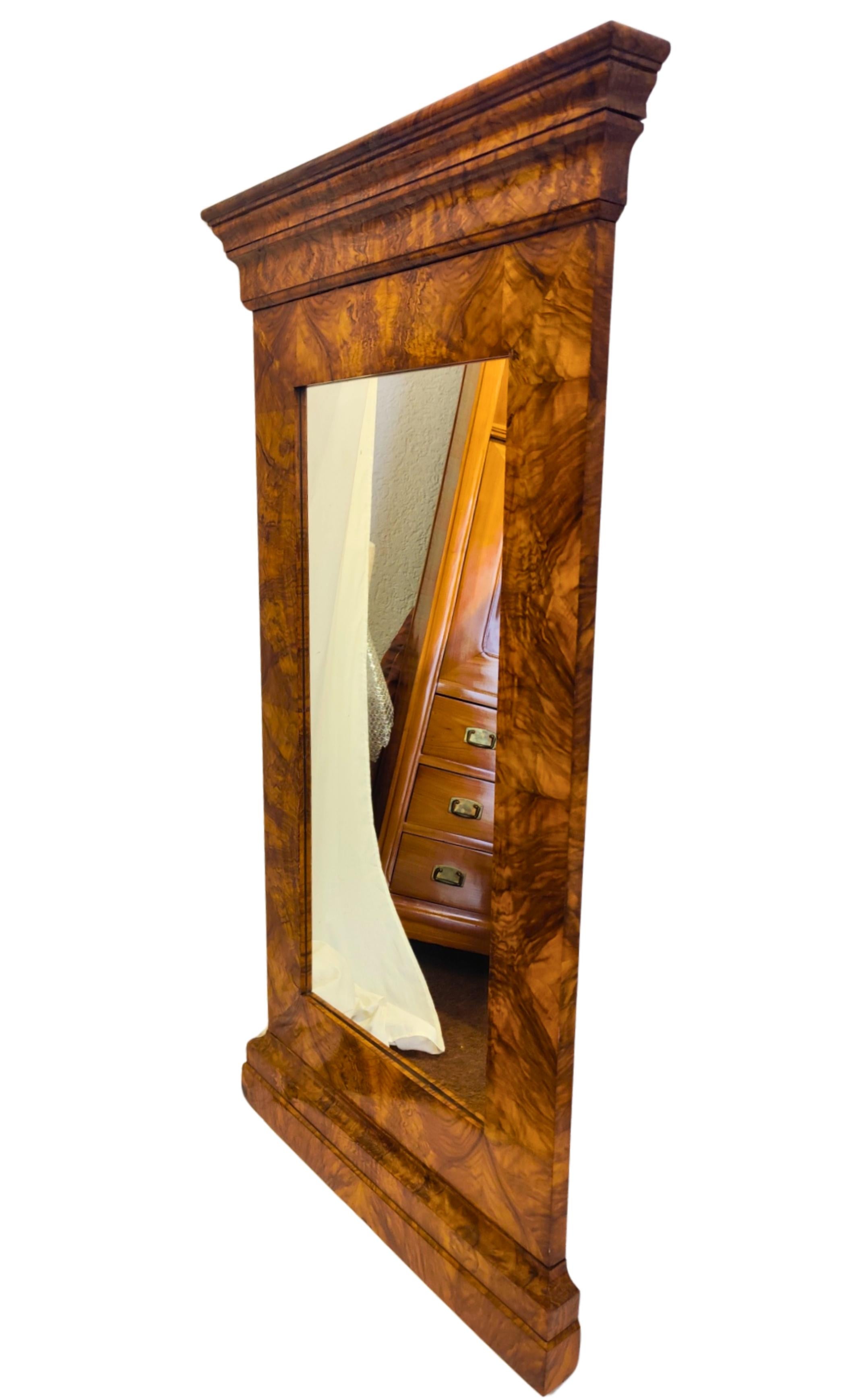 Miroir mural Biedermeier en noyer, Allemagne du Sud, vers 1830 en vente 1