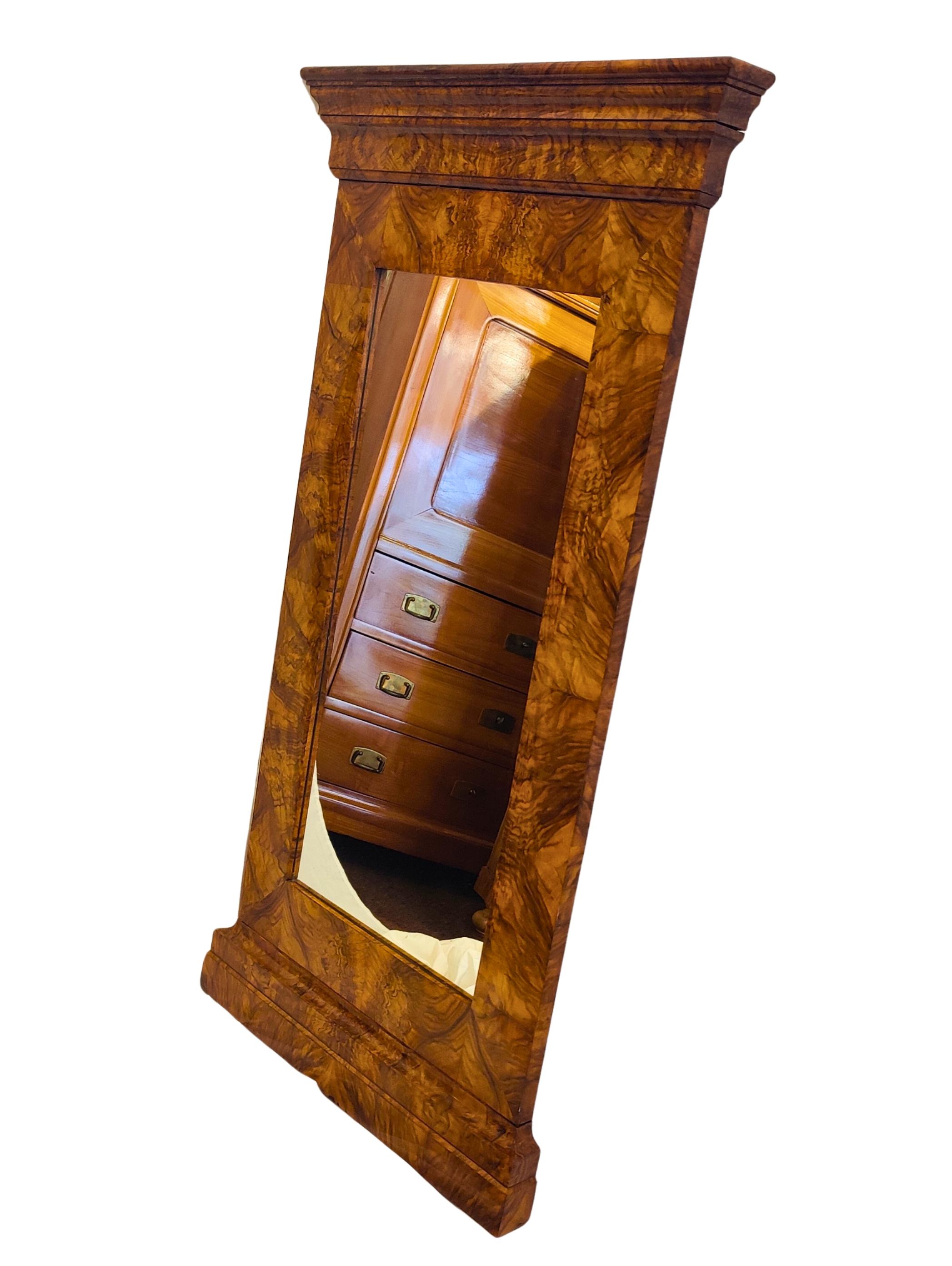 Miroir mural Biedermeier en noyer, Allemagne du Sud, vers 1830 en vente 2