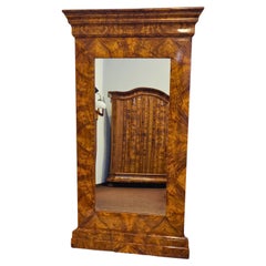 Specchio da parete Biedermeier in noce, Germania meridionale, 1830 circa