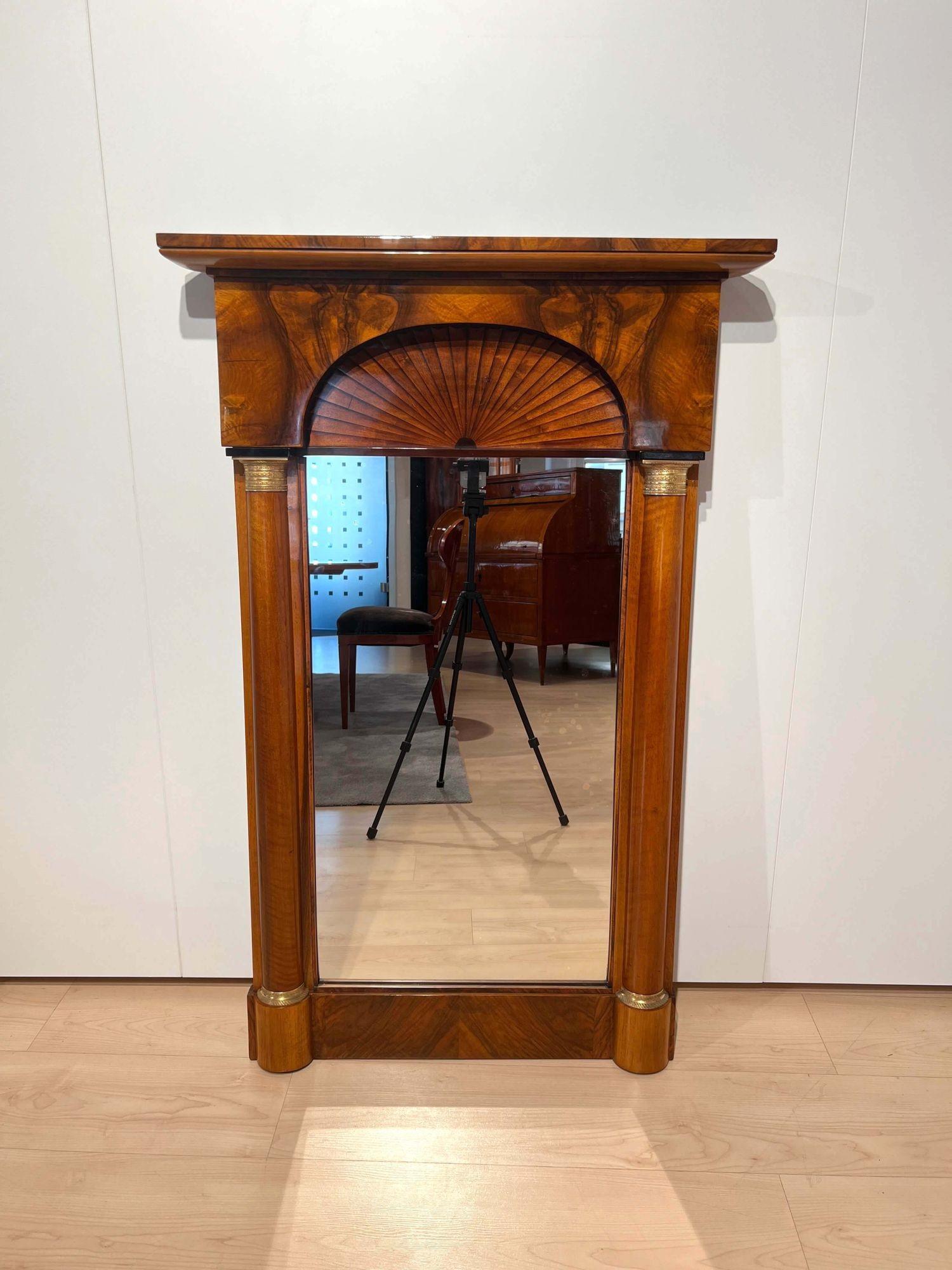  
Biedermeier wall mirror with fan decor, from Central Germany circa 1820
 
Walnut veneered and solid wood. Cornice with imposing maple work in fan shape (burnt). Bounded by 2 half columns in walnut wood. Old mirror glass. Restored and hand polished