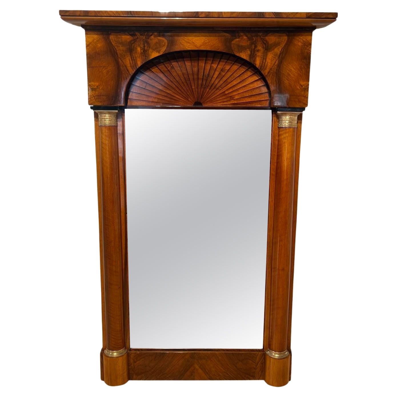 Biedermeier Wandspiegel, Nussbaum, Ahorn, Messing, Deutschland um 1820