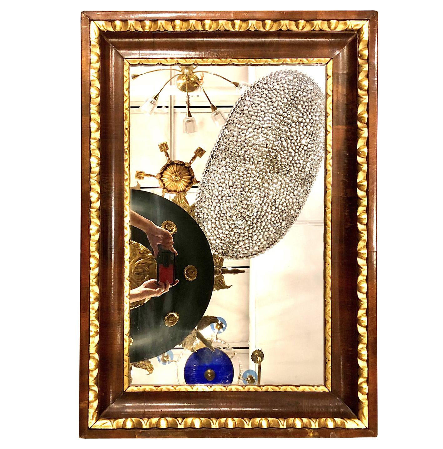 CIRCA 1900Schwedischer Biedermeier-Spiegel aus geschnitztem Nussbaumholz mit vergoldeten Details. 

Abmessungen:
Höhe: 34