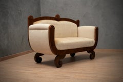Biedermeier Österreichische Sofa Canapes aus Nussbaum und cremefarbenem Samt in Creme, 1820
