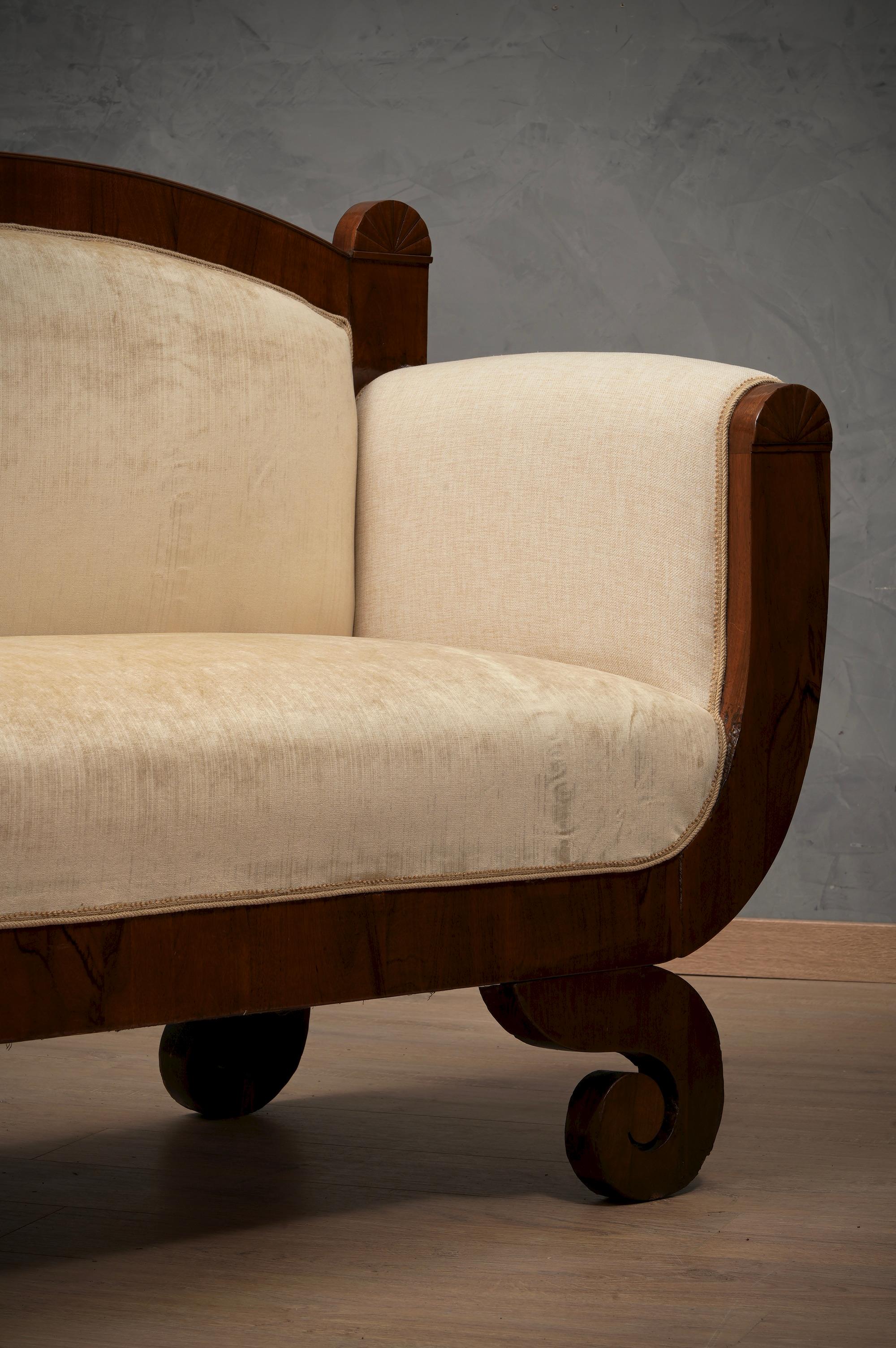 Österreichisches Biedermeier-Sofa aus Nussbaum und cremefarbenem Samt in Creme, 1820 (Frühes 19. Jahrhundert) im Angebot