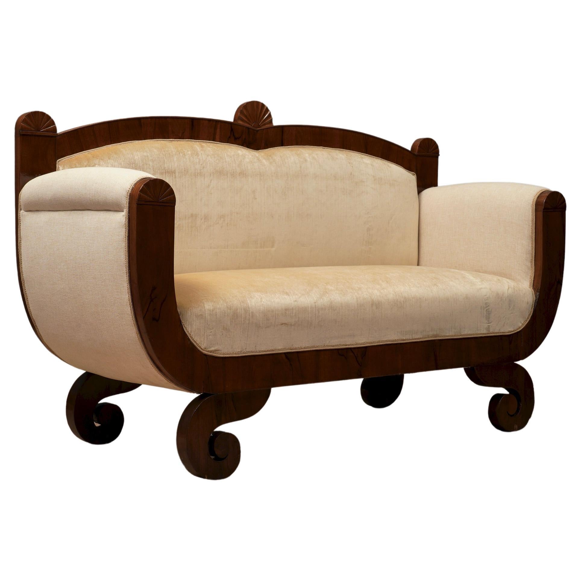 Österreichisches Biedermeier-Sofa aus Nussbaum und cremefarbenem Samt in Creme, 1820