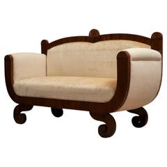 Sofá austriaco Biedermeier de nogal y terciopelo color crema, 1820