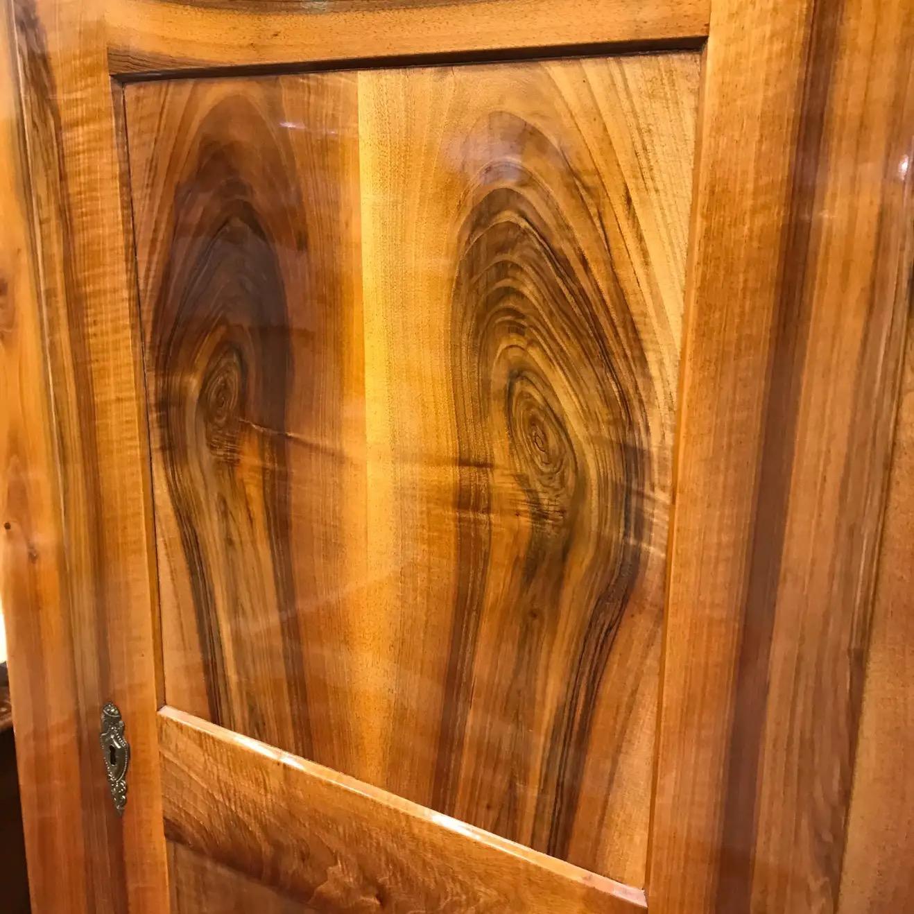 Impiallacciato Armoire in noce Biedermeier, 1820 in vendita