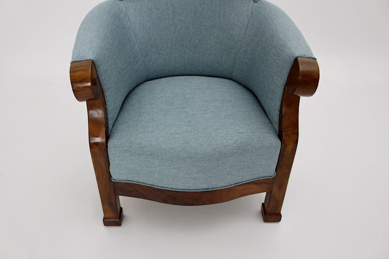 Biedermeier Nussbaum Blau Stoff Vintage Wingback Chair Sessel Wien um 1925 im Angebot 4