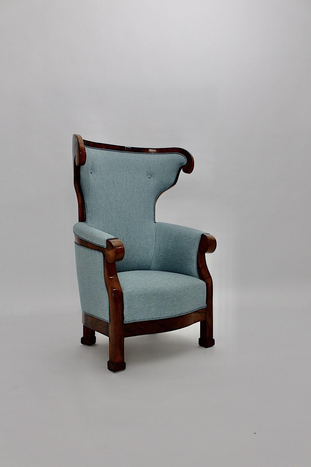 Biedermeier Nussbaum Blau Stoff Vintage Wingback Chair Sessel Wien um 1925 im Angebot 9